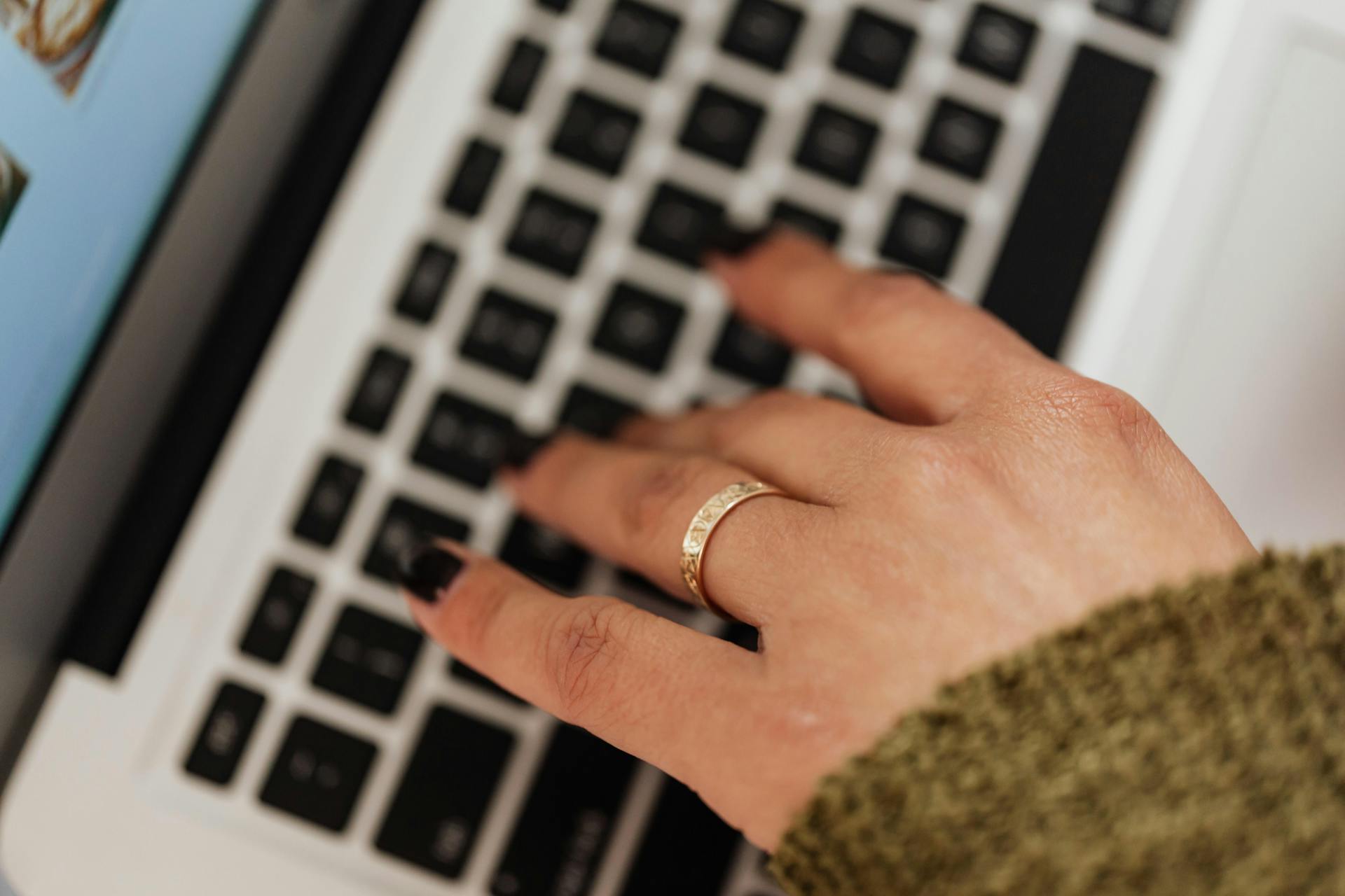 A woman using a laptop | Source: Pexels