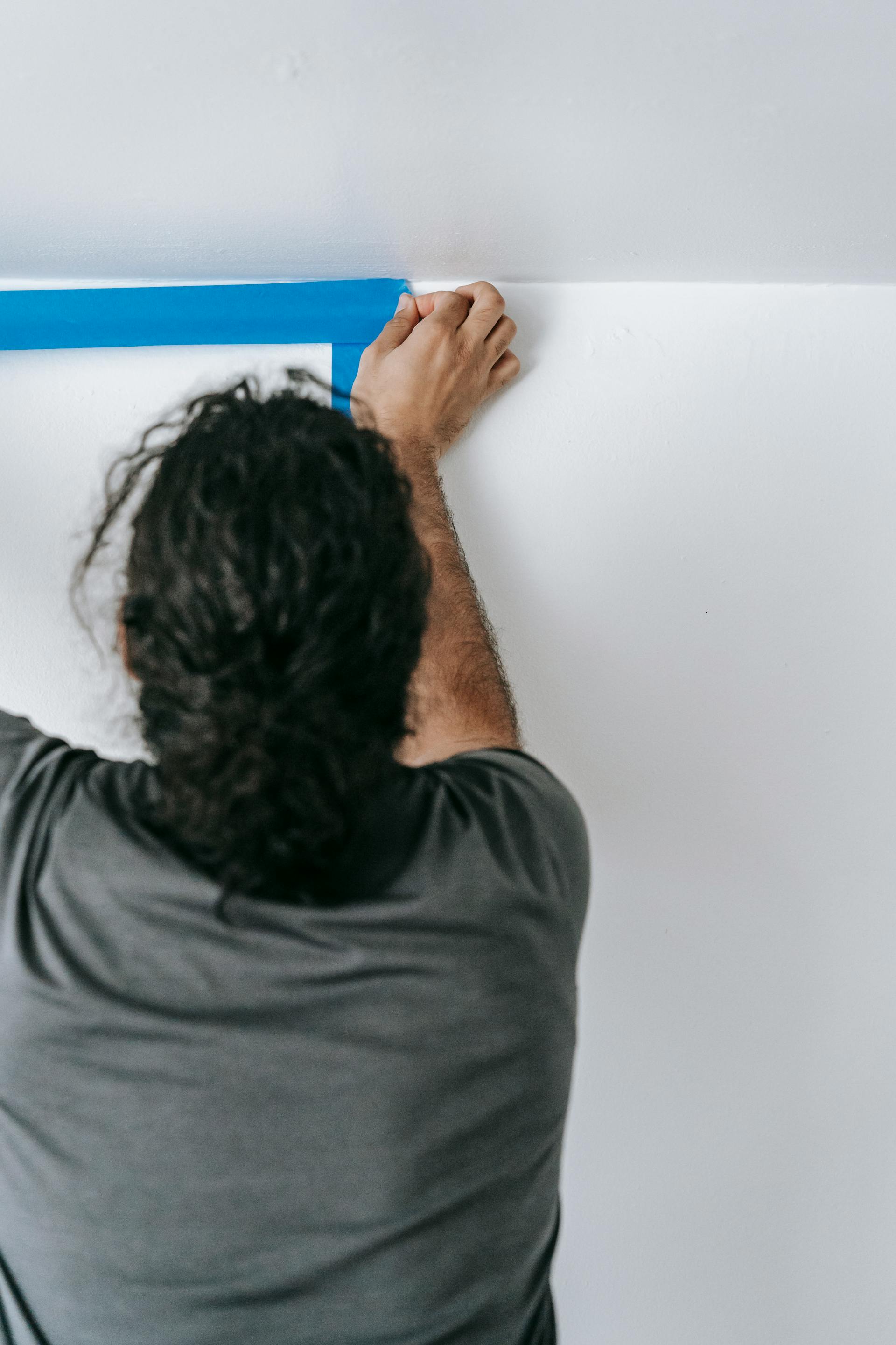 A man doing house renovations | Source: Pexels