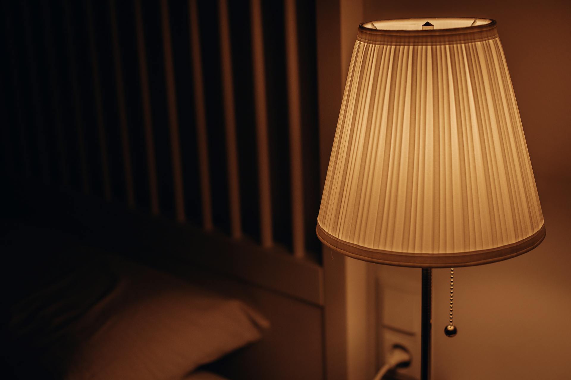A lamp on a table | Source: Pexels