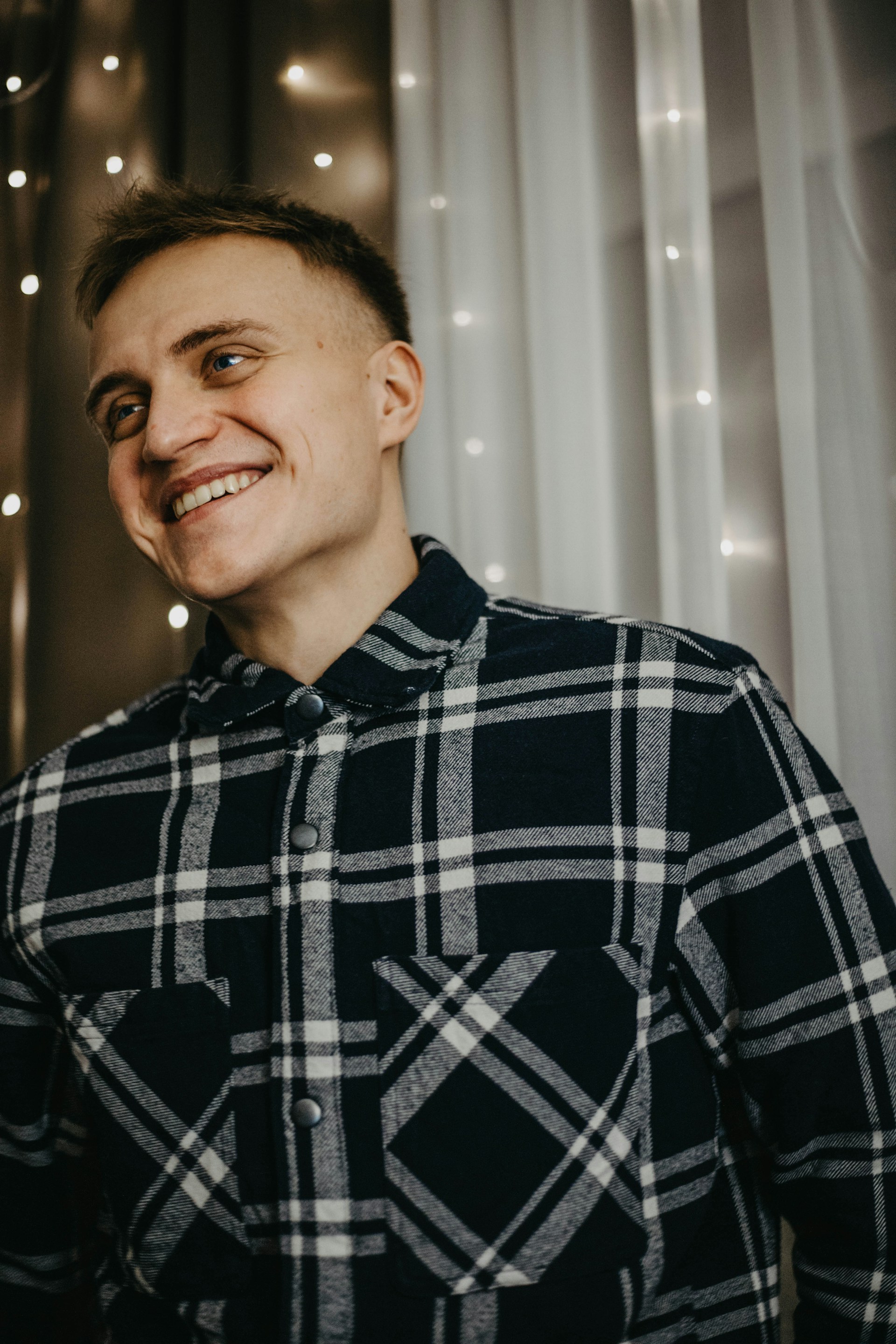 Um homem com um sorriso confiante | Fonte: Unsplash
