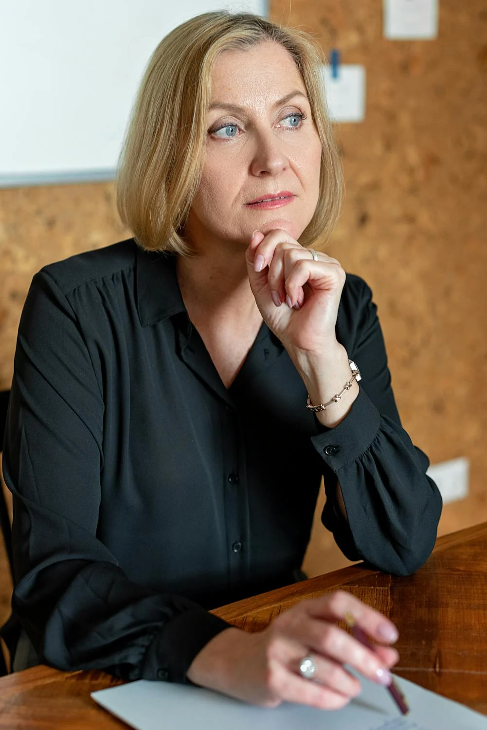 A serious woman with a pen | Source: Pexels