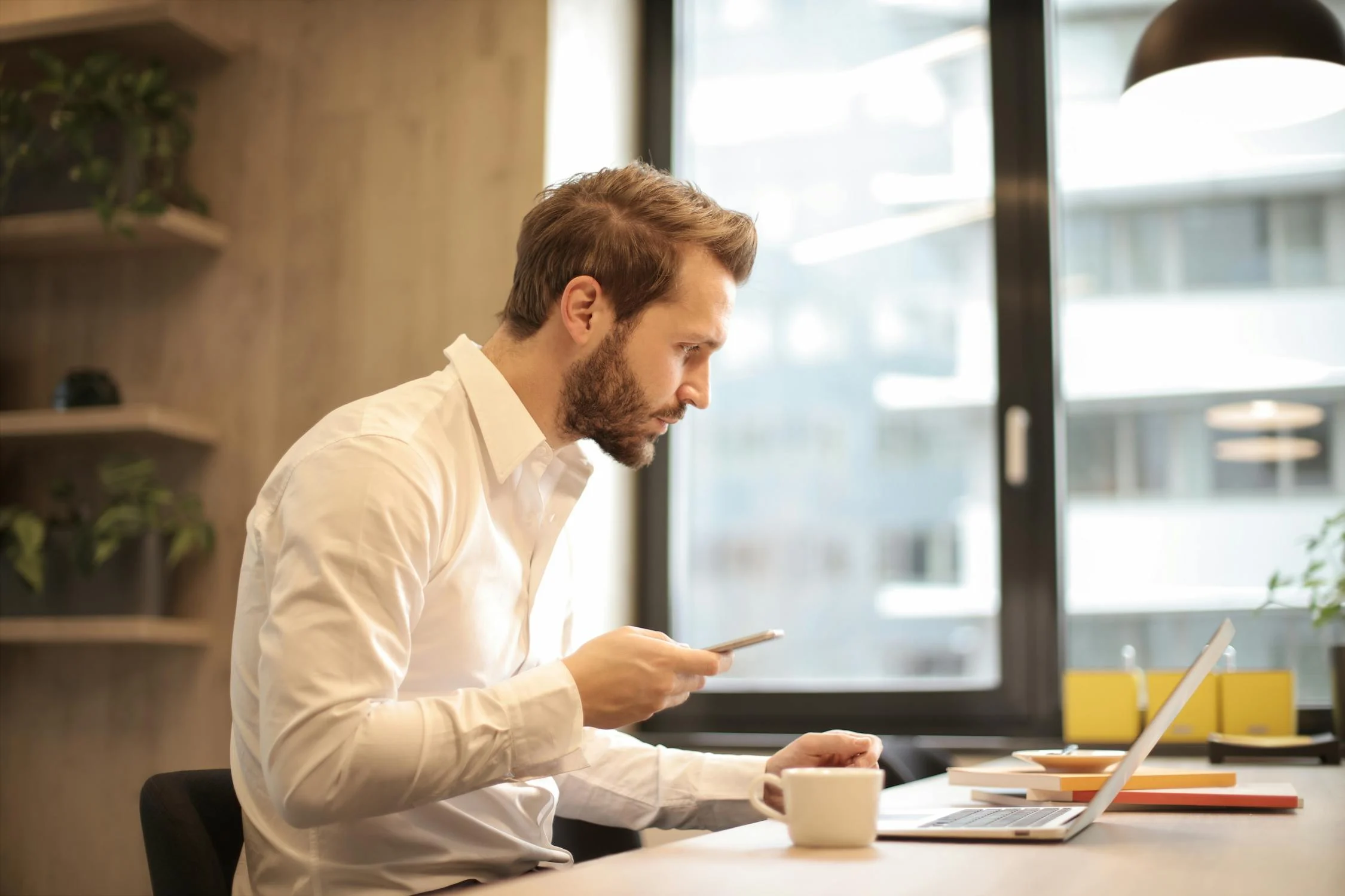 Un homme sérieux sur son ordinateur portable ⏐ Source : Pexels