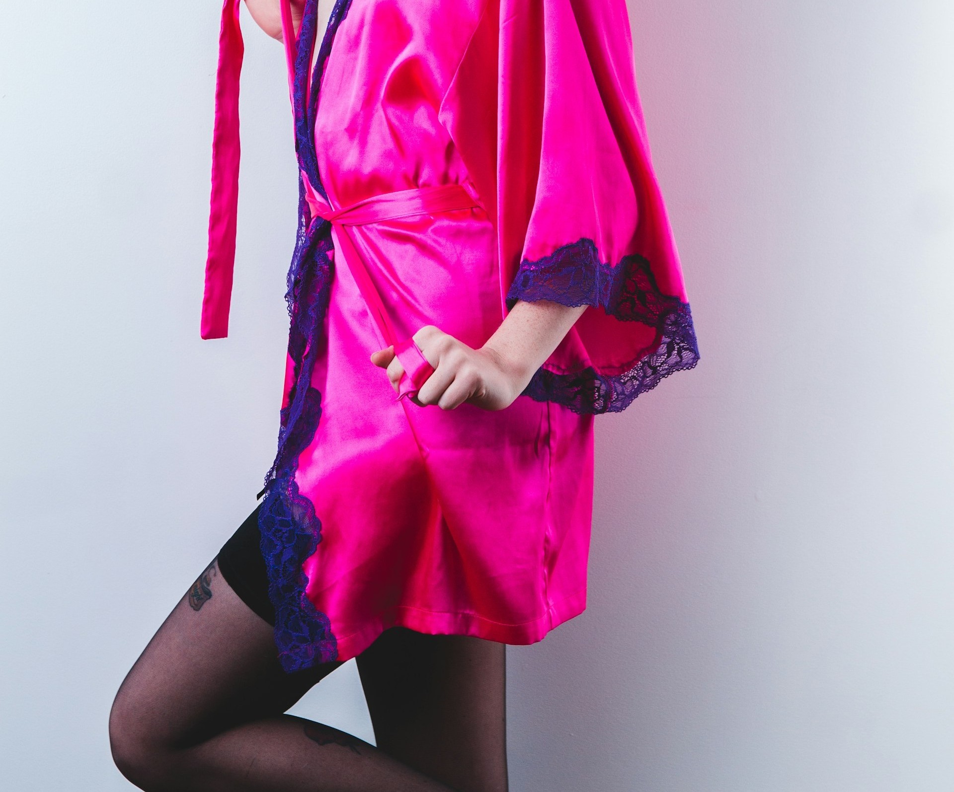 A woman wearing a bright pink robe | Source: Unsplash