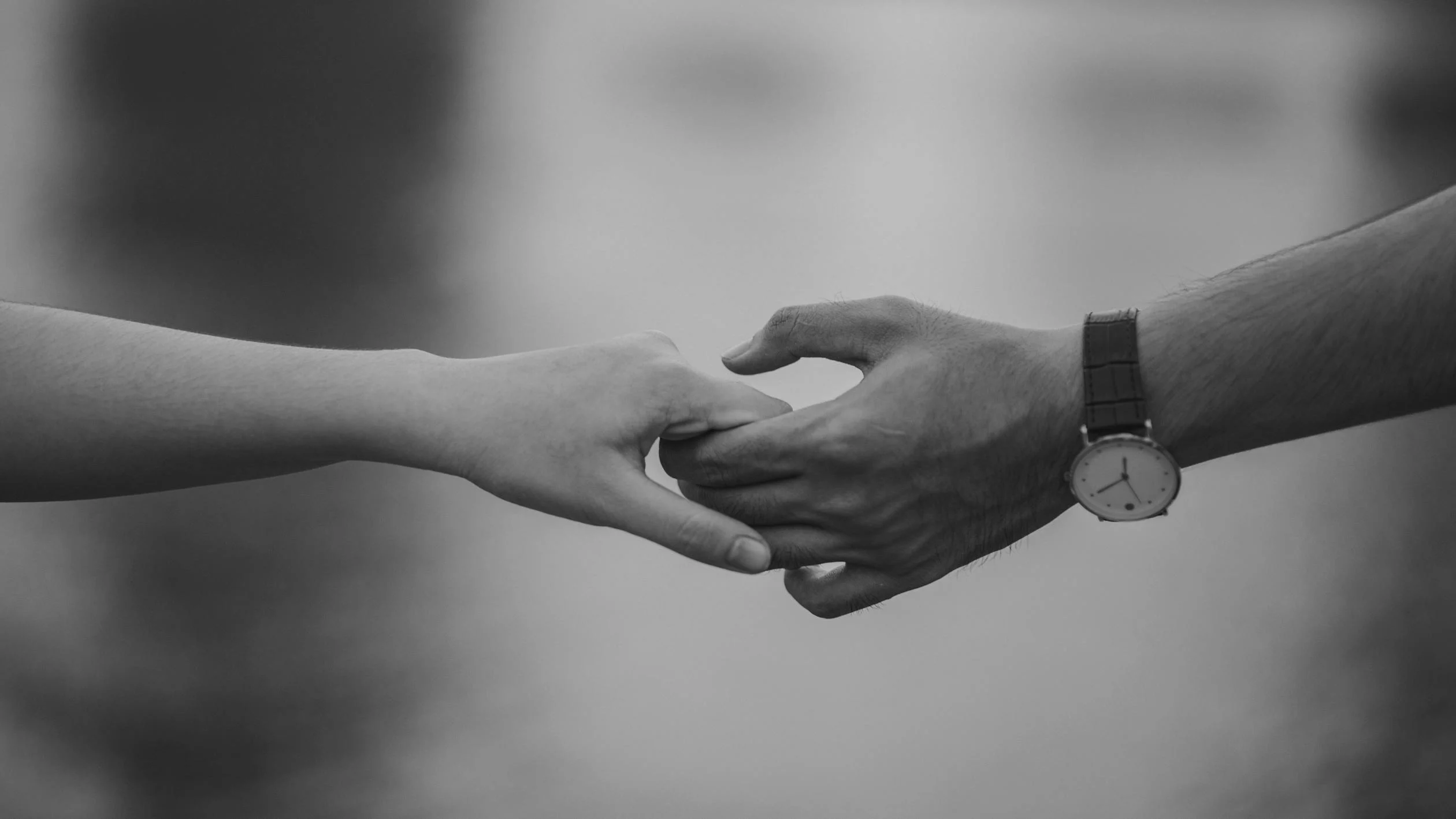 Holding hands | Source: Pexels