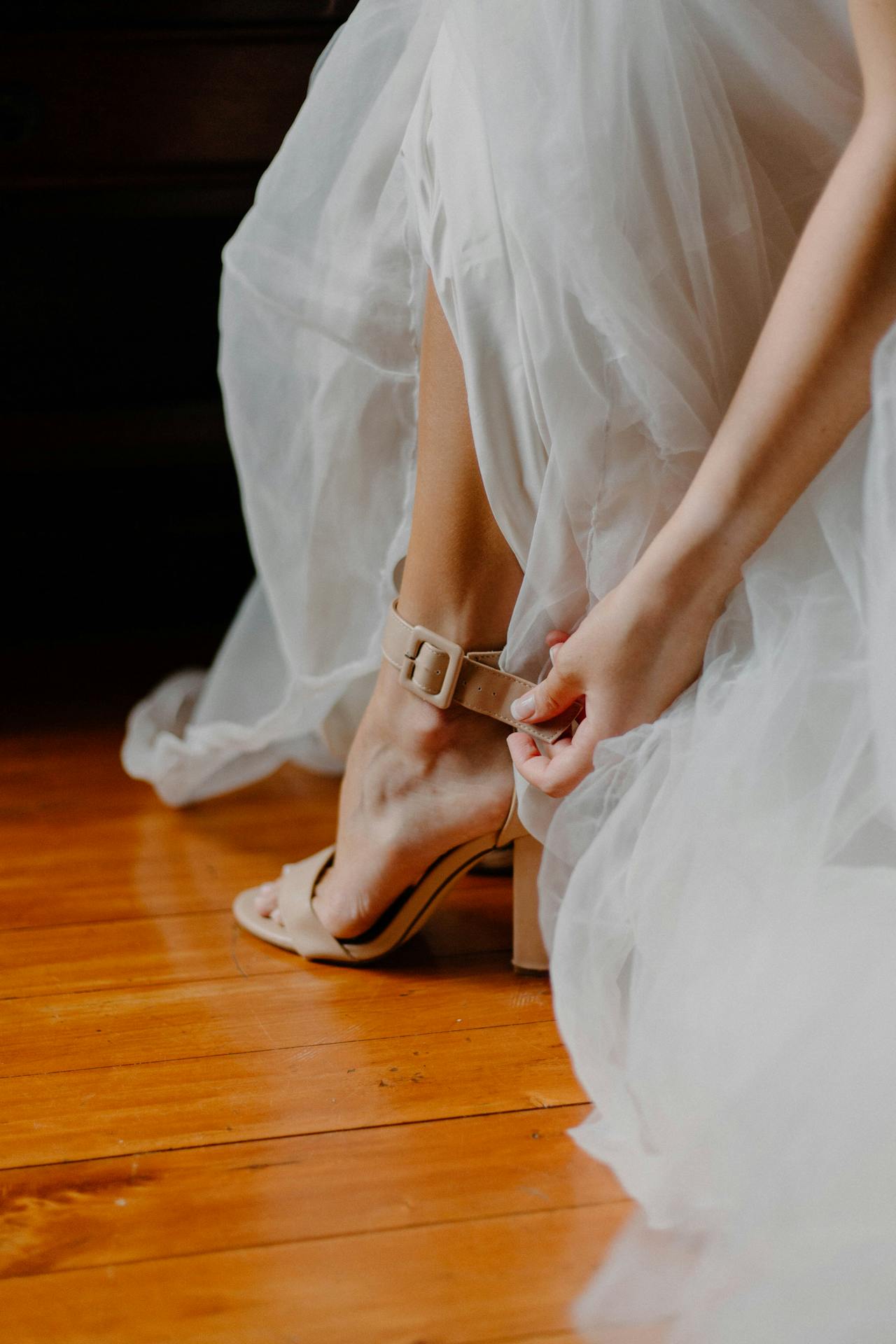 A bride unstrapping her heels | Source: Pexels