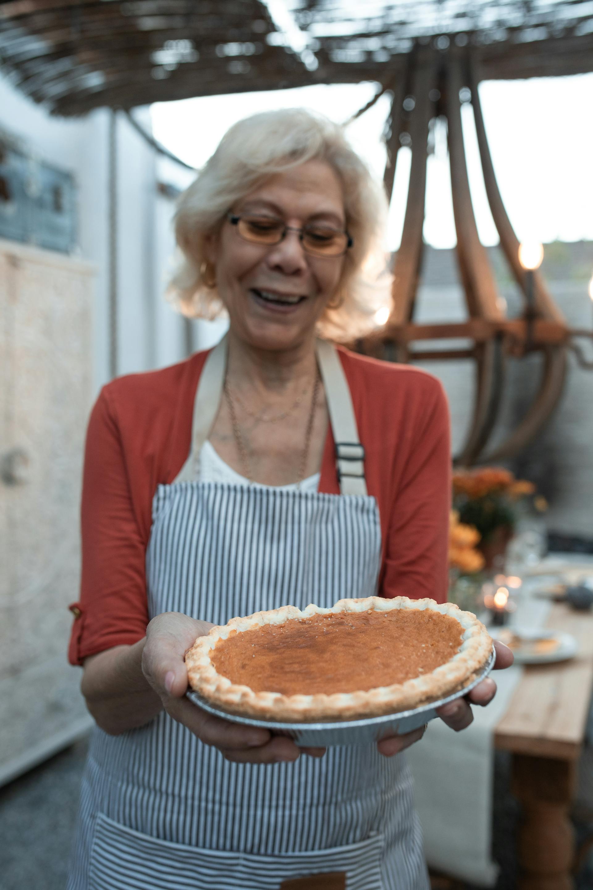 A woman holding a pie | Source: Pexels