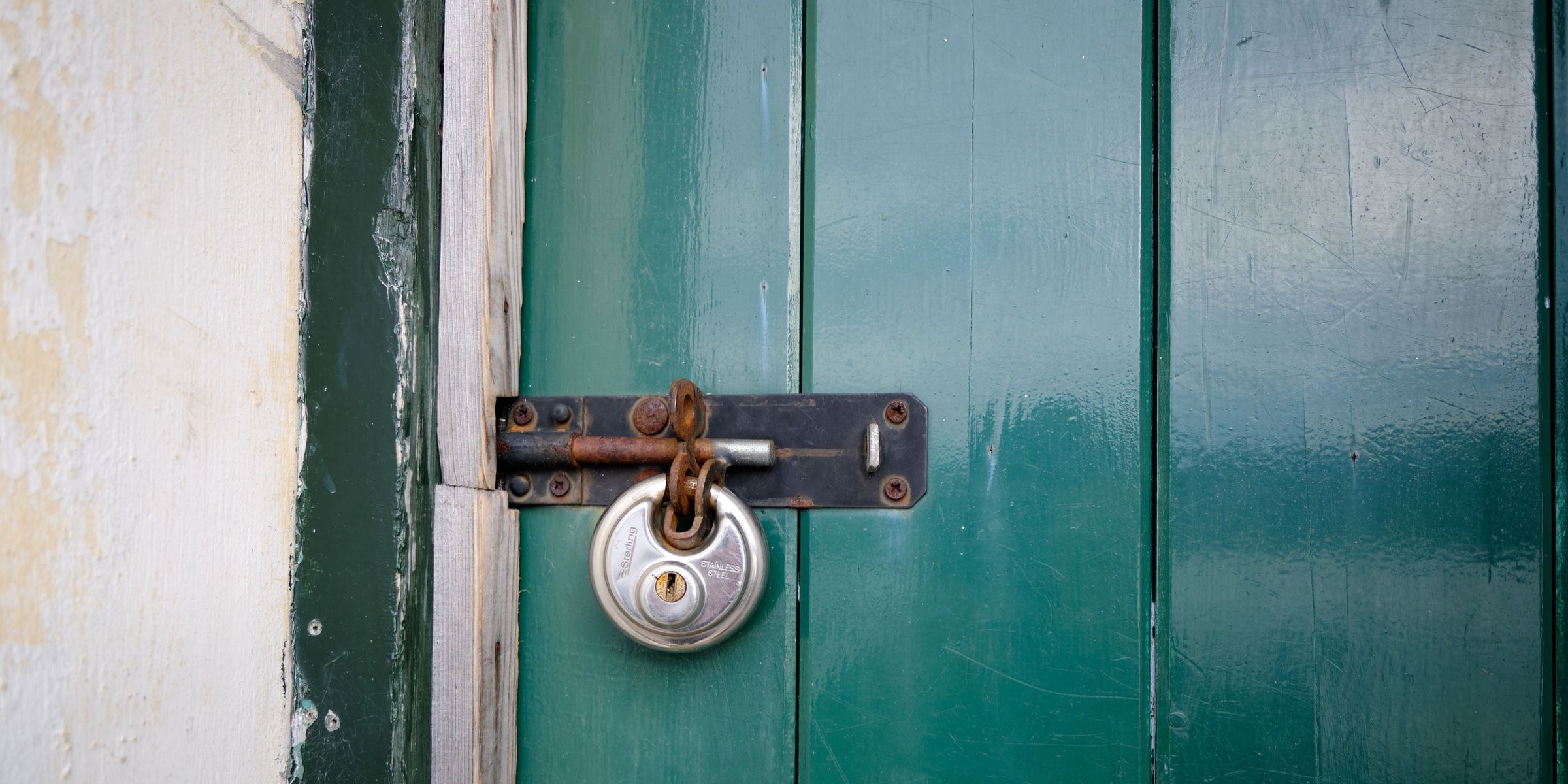 A locked green wooden door | Source: Pexels