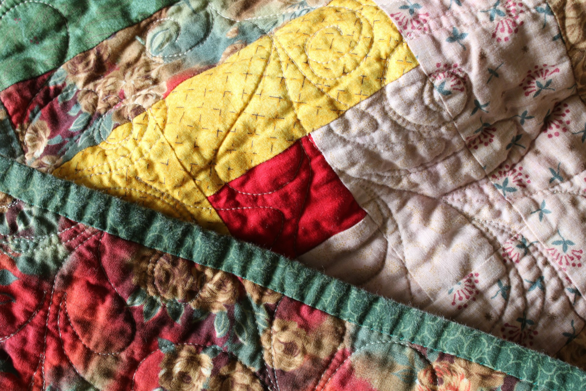 A colorful quilt | Source: Unsplash