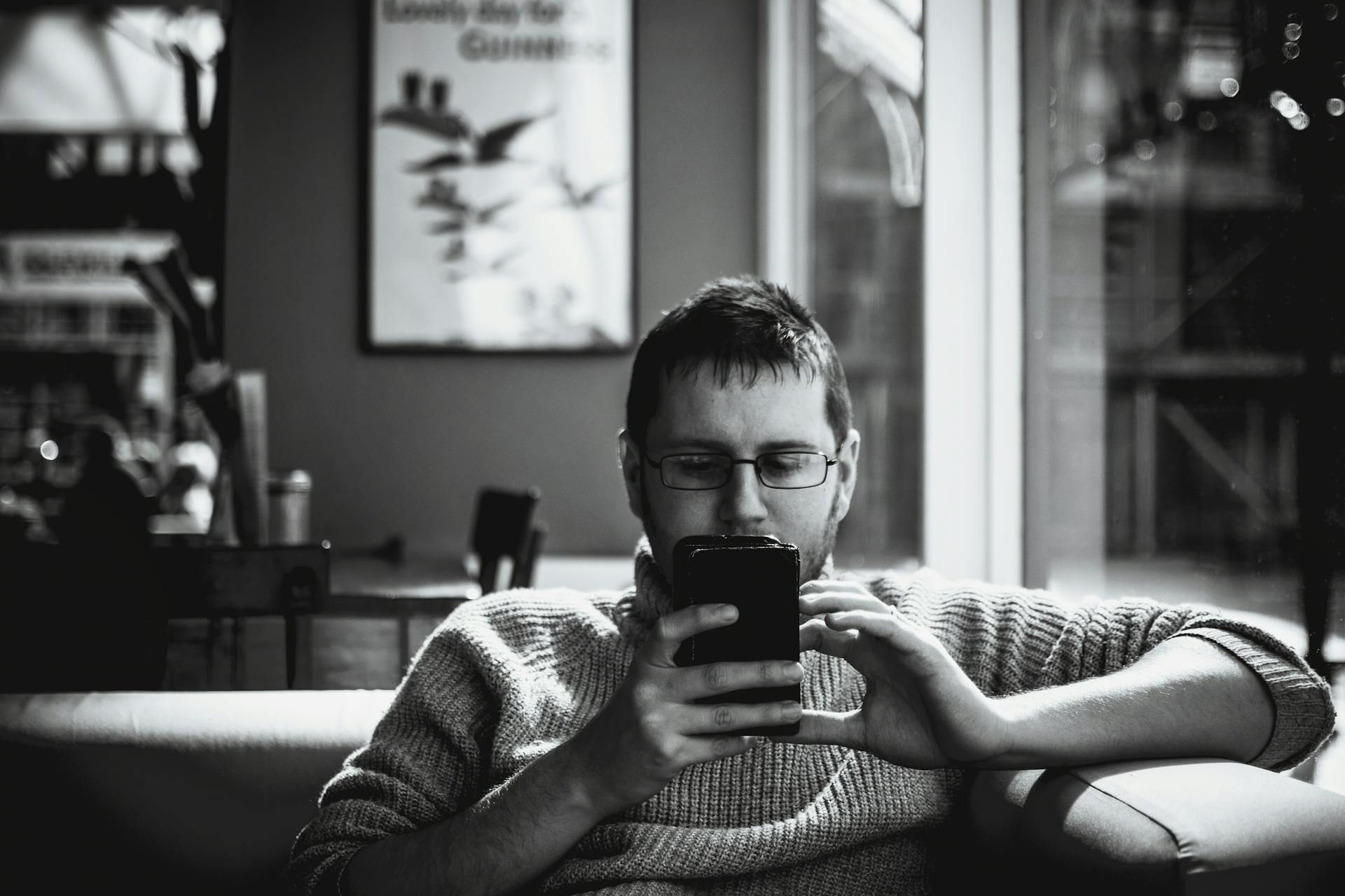 A man holding a cell phone | Source: Pexels