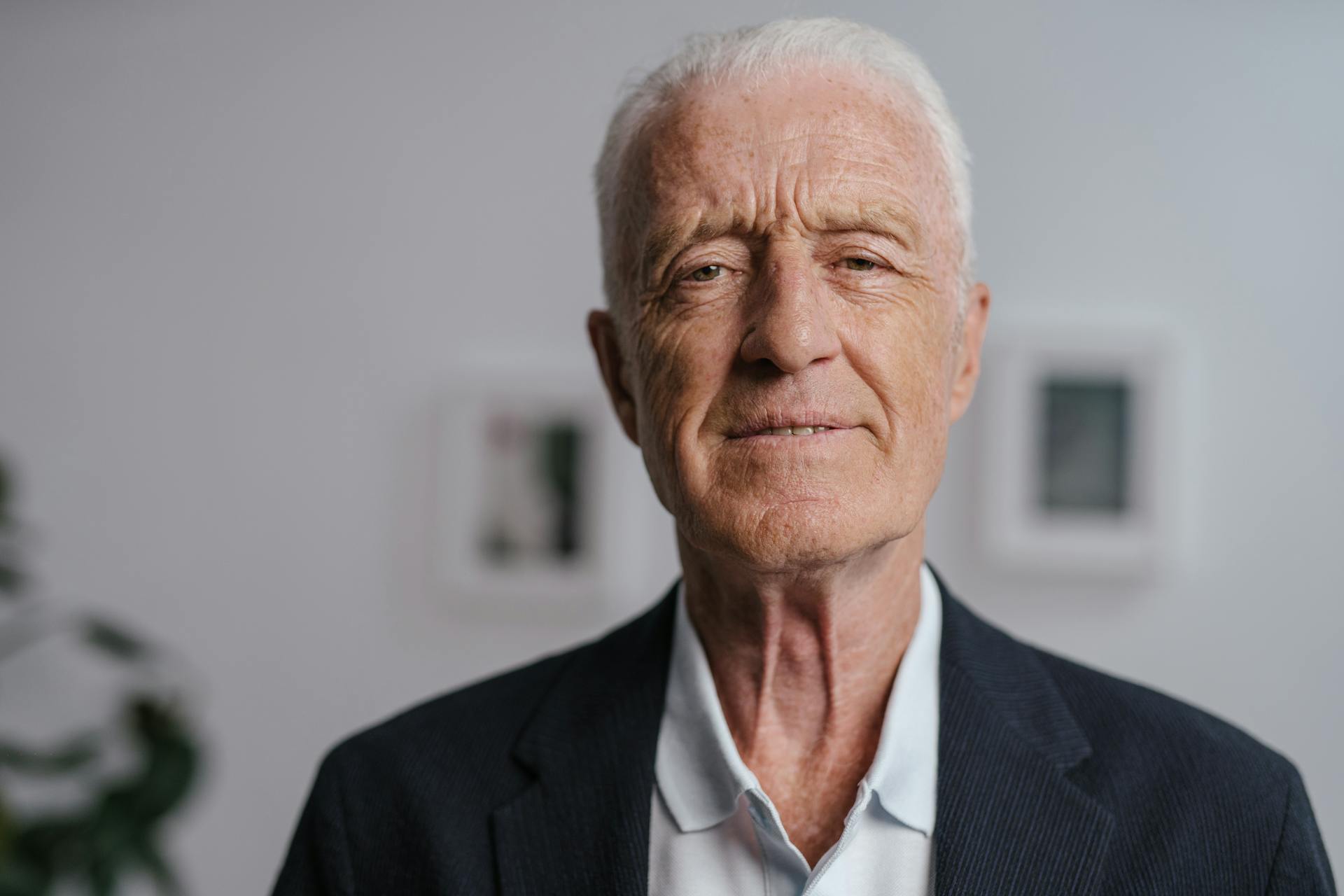 A man smiling grimly | Source: Pexels
