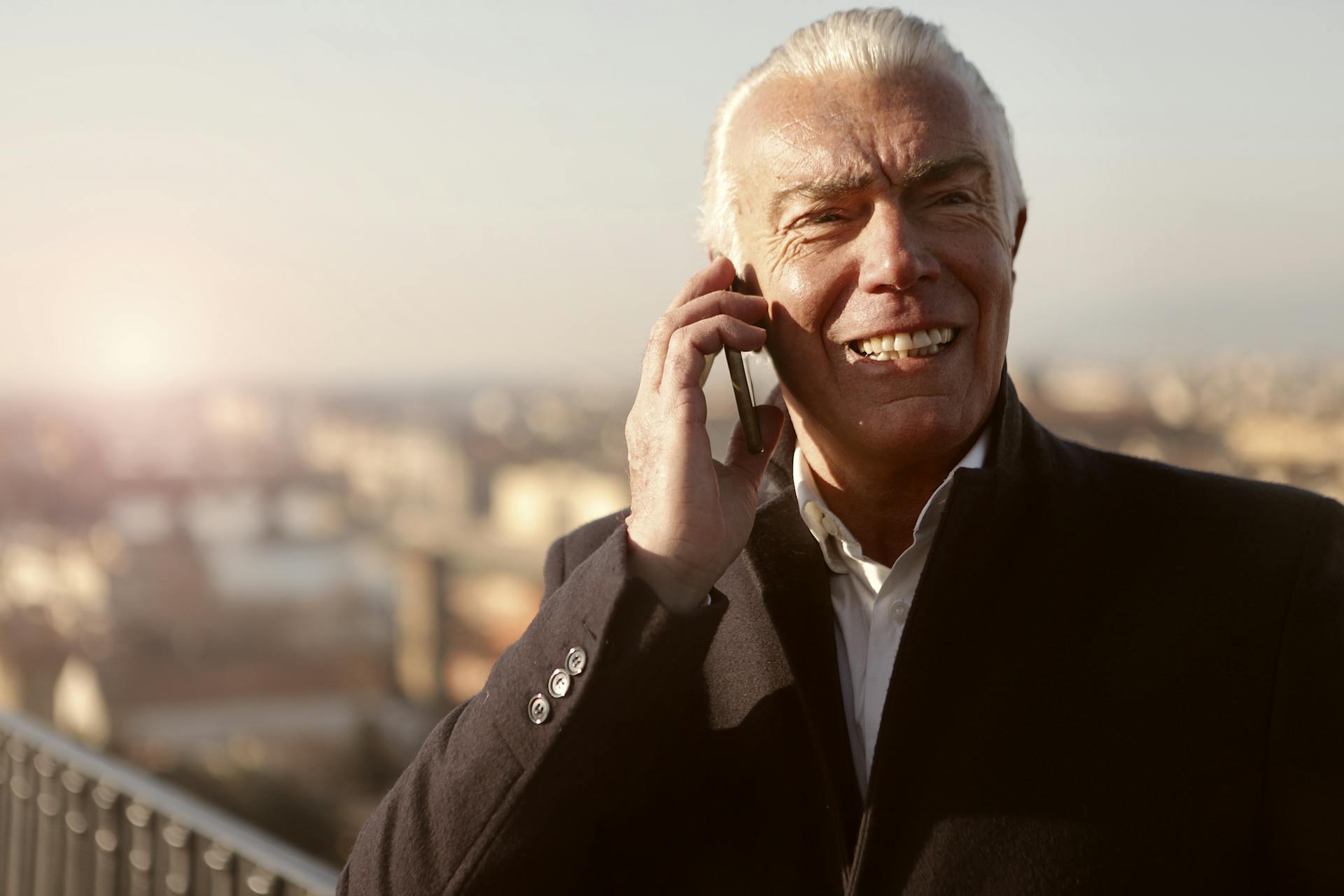 An older man talking on the phone | Source: Pexels