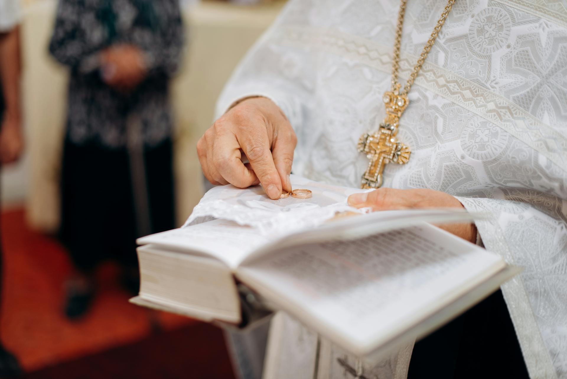 A priest conducting a wedding ceremony | Source: Pexels