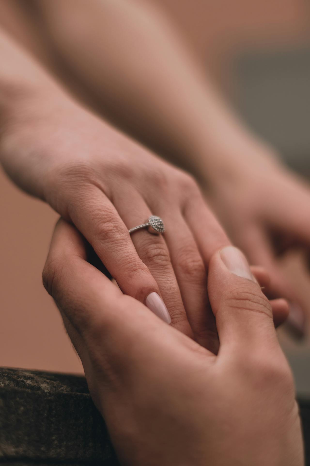 Close-up shot of a couple holding hands | Source: Pexels