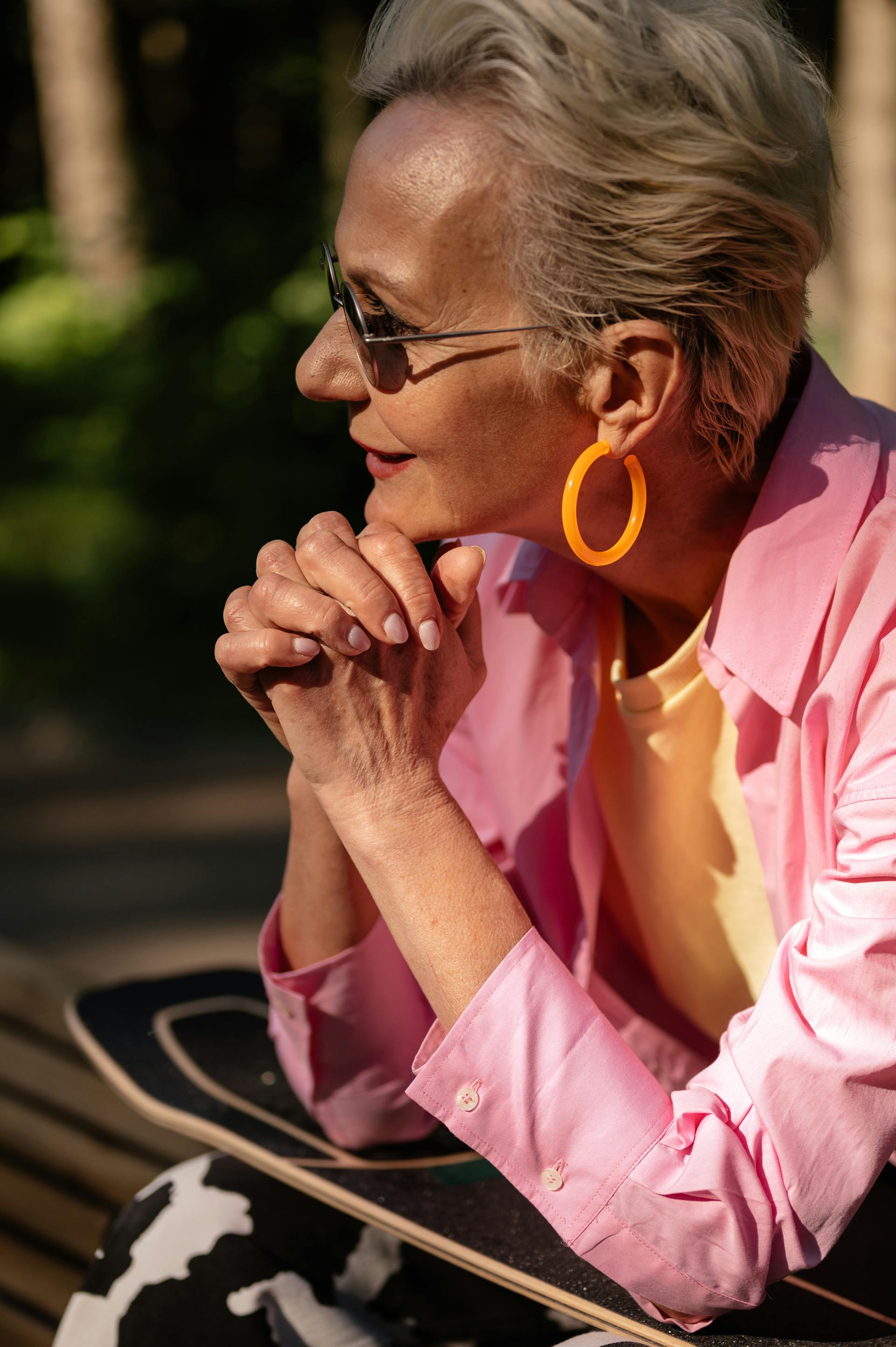 A woman speaking to someone | Source: Pexels