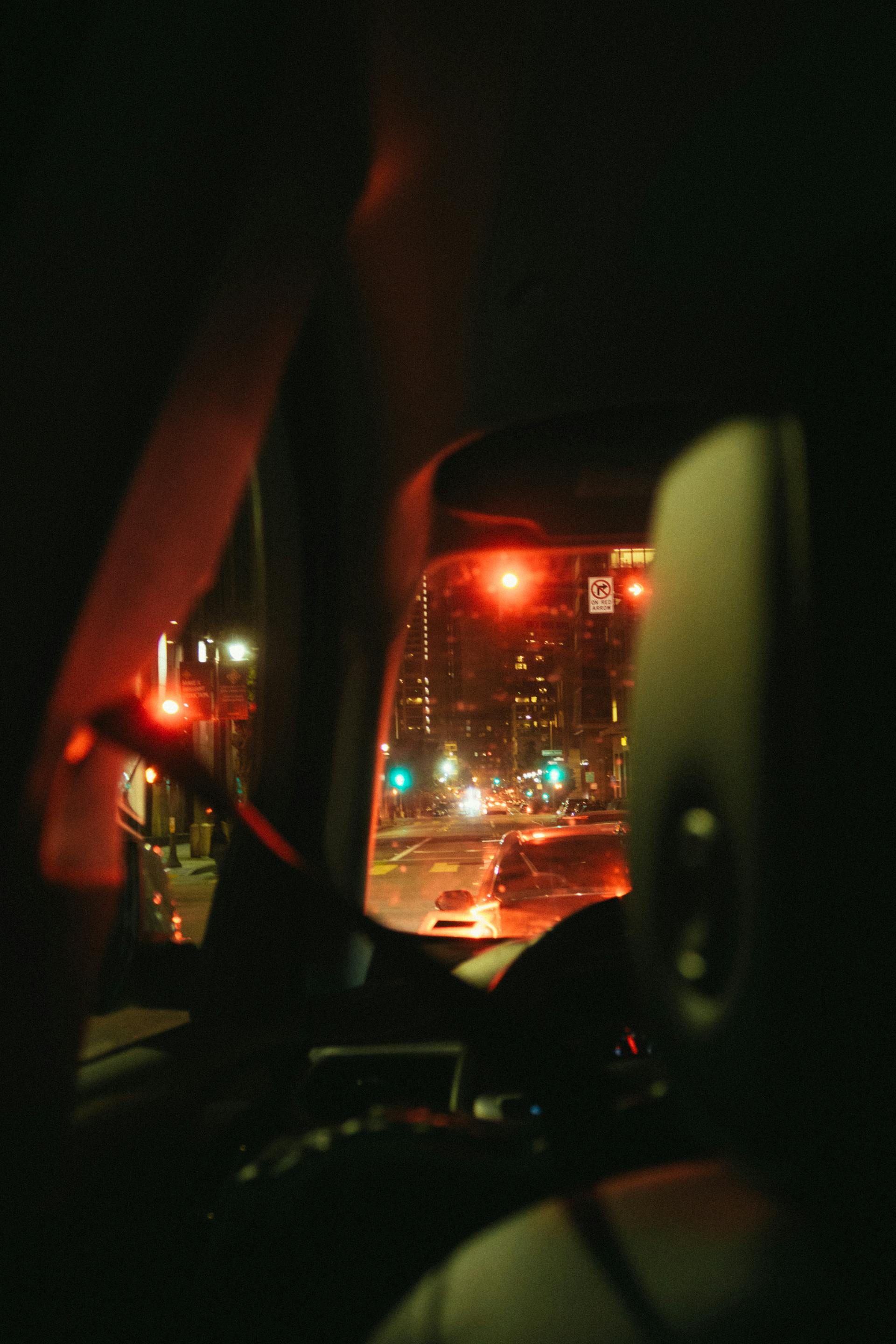 Une voiture circulant dans la circulation nocturne | Source : Pexels