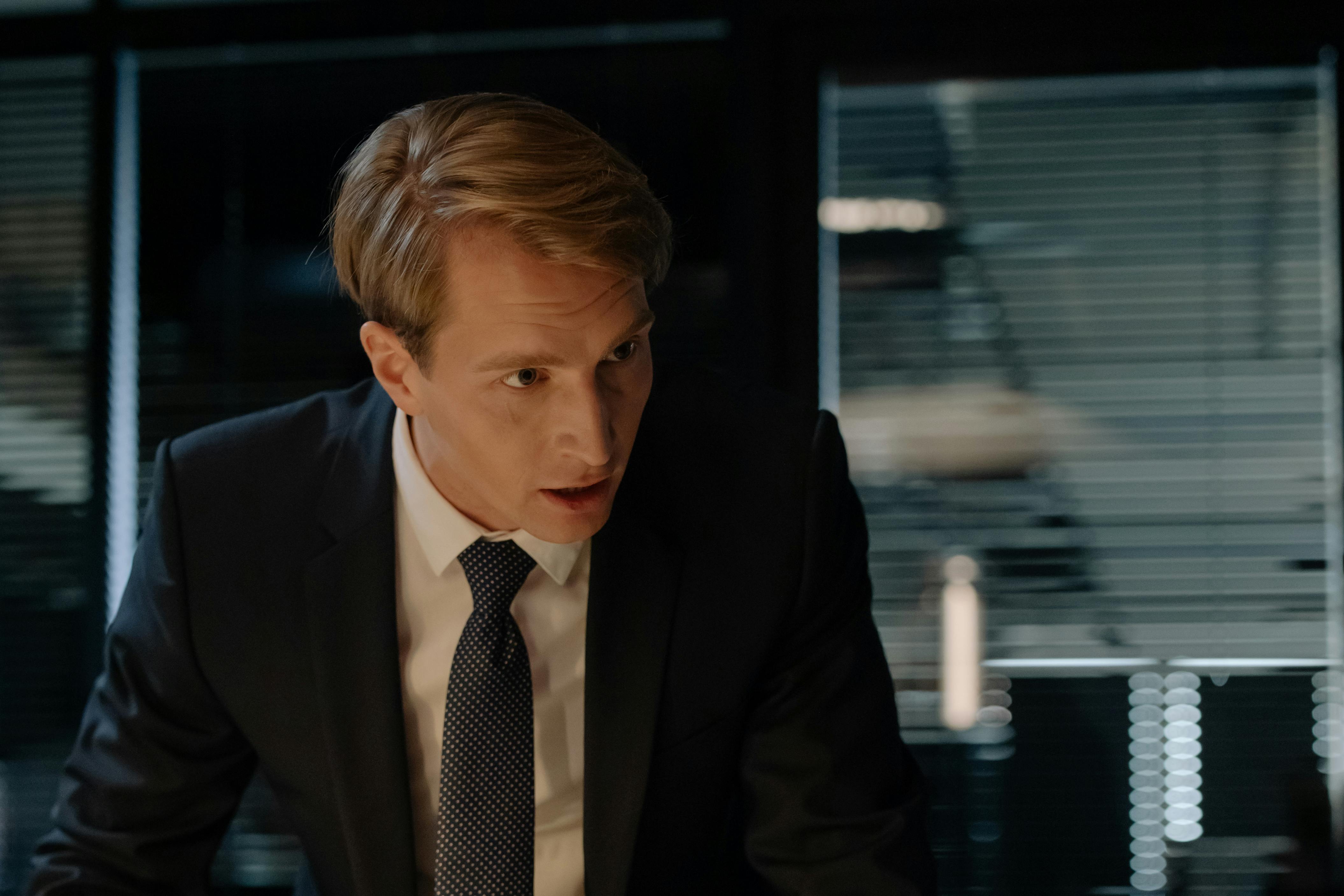 Poważny mężczyzna w garniturze | Źródło: Pexels