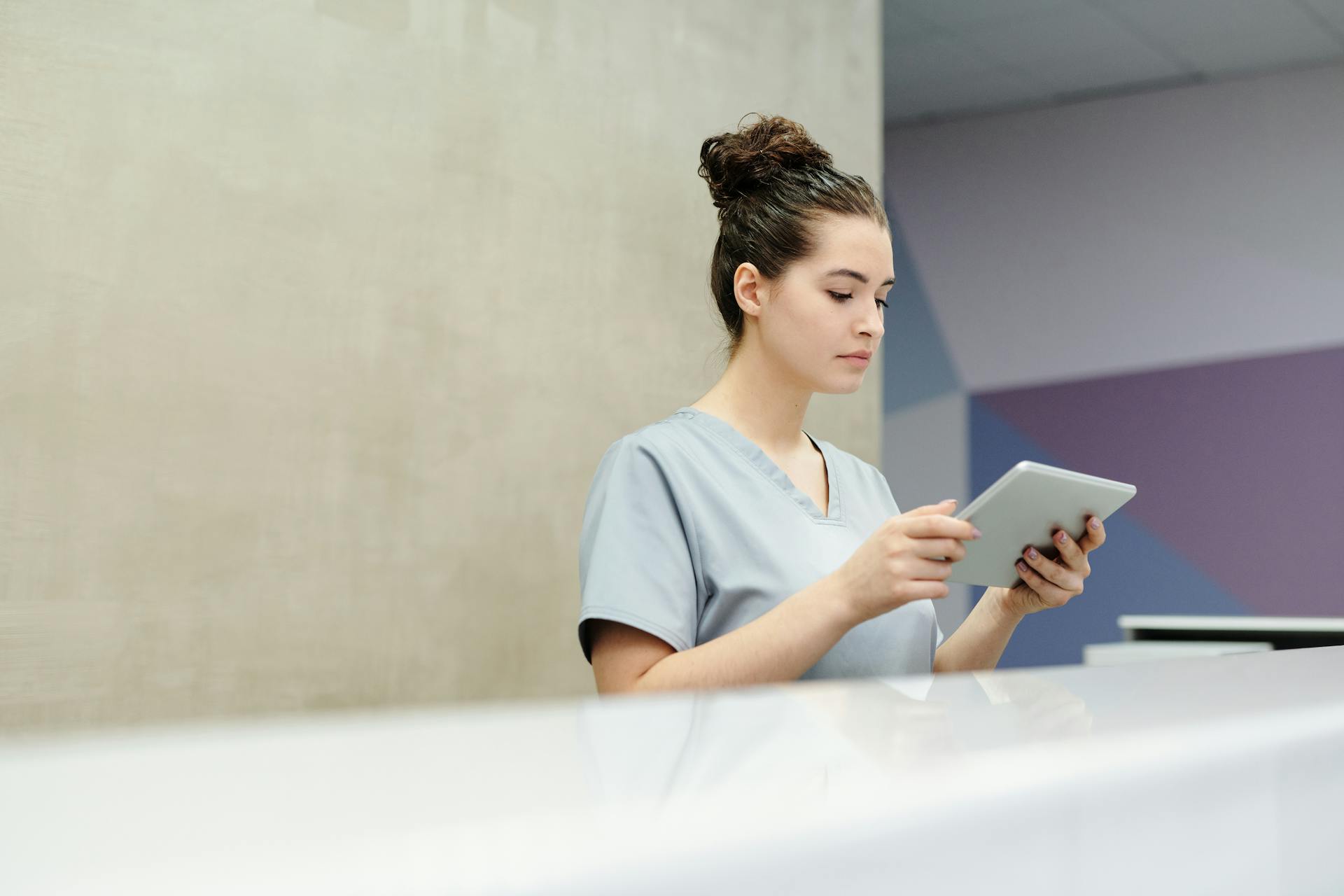 A nurse at a reception area | Source: Pexels