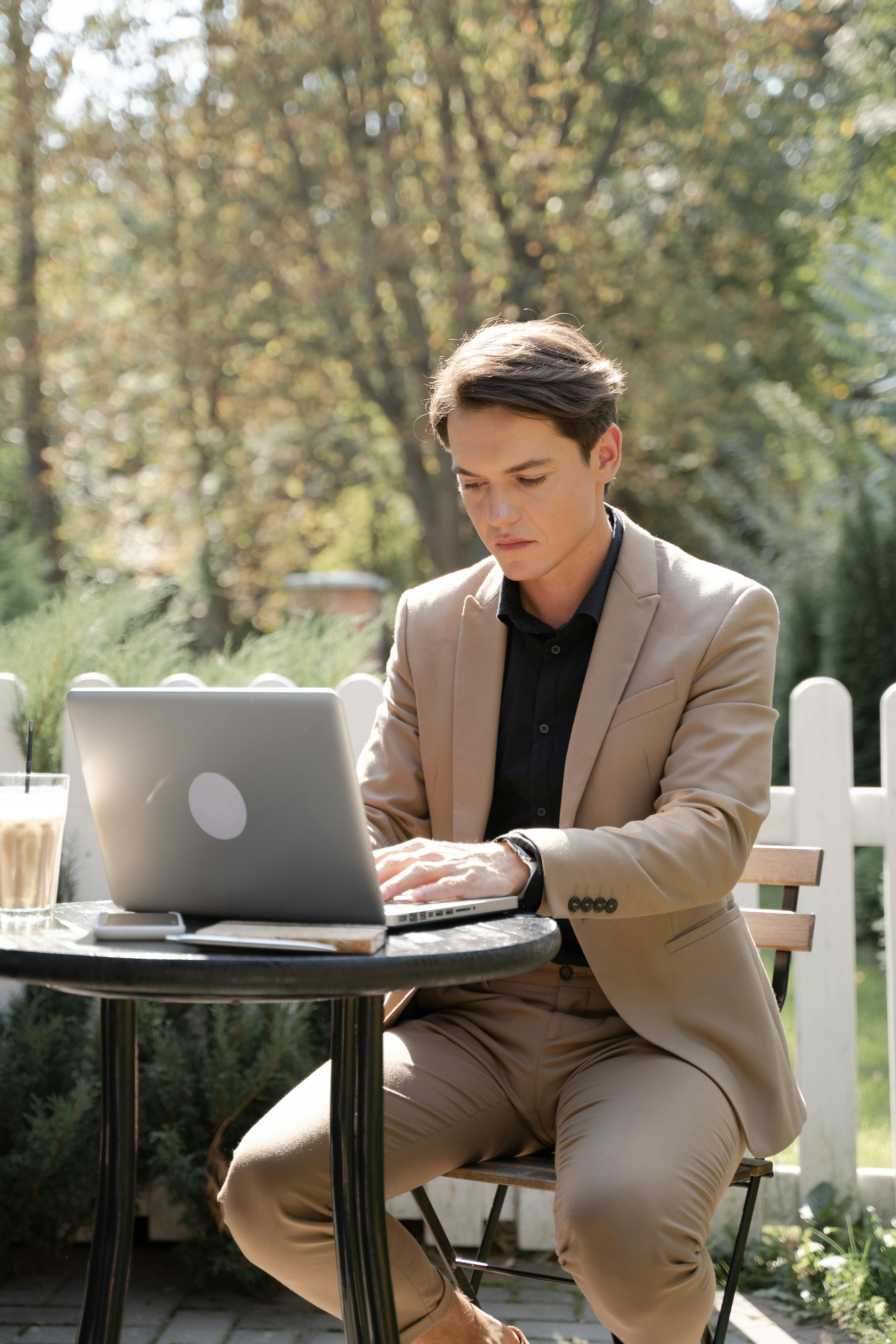 A serious man using a laptop | Source: Pexels
