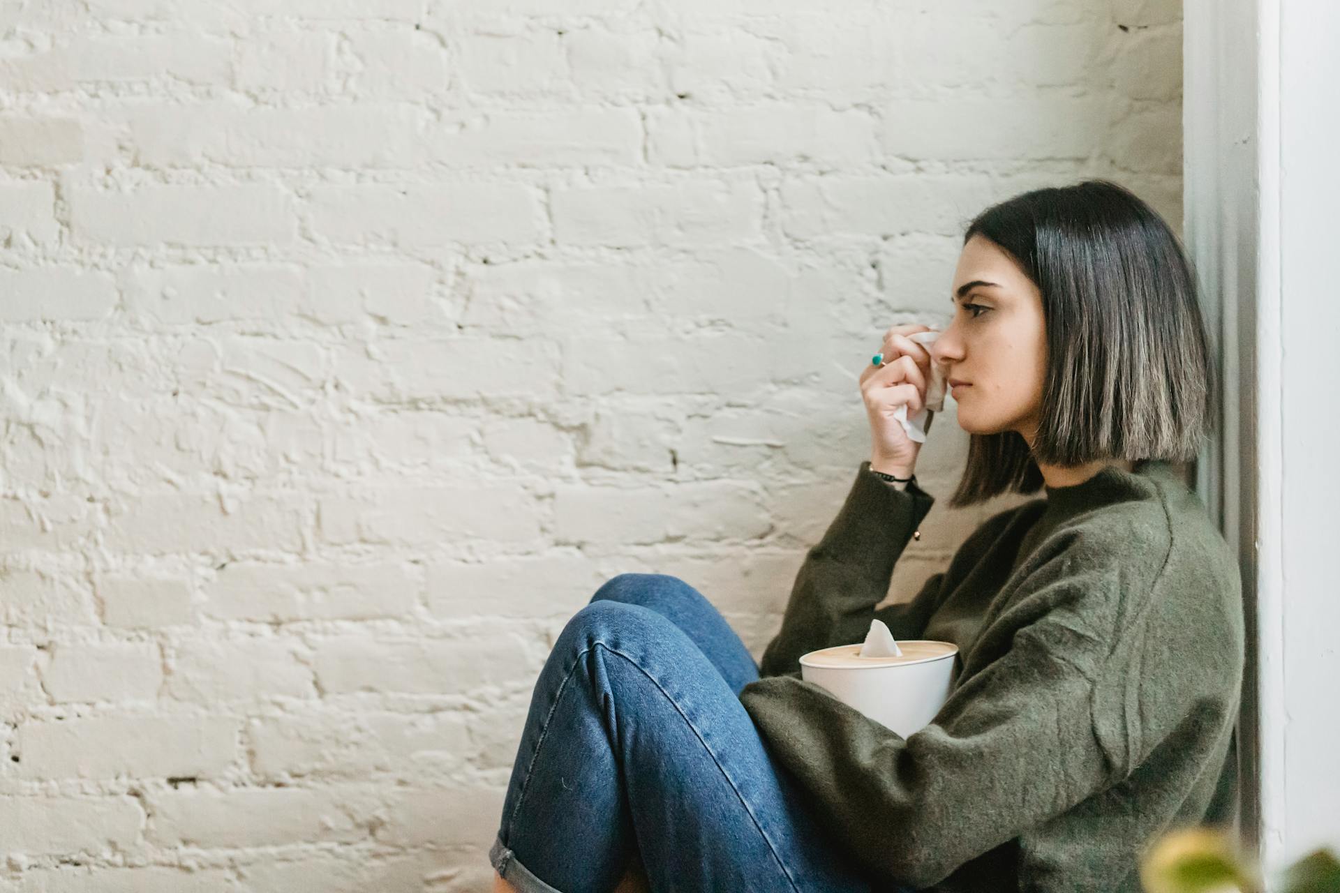 A woman sitting in her house | Source: Pexels