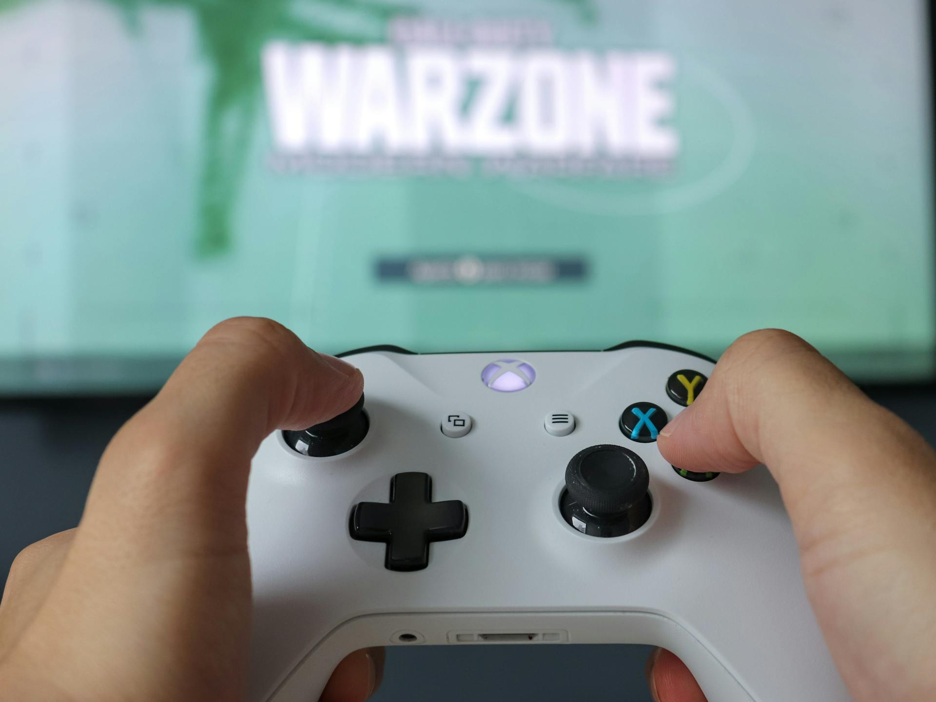 A man holding a controller | Source: Pexels