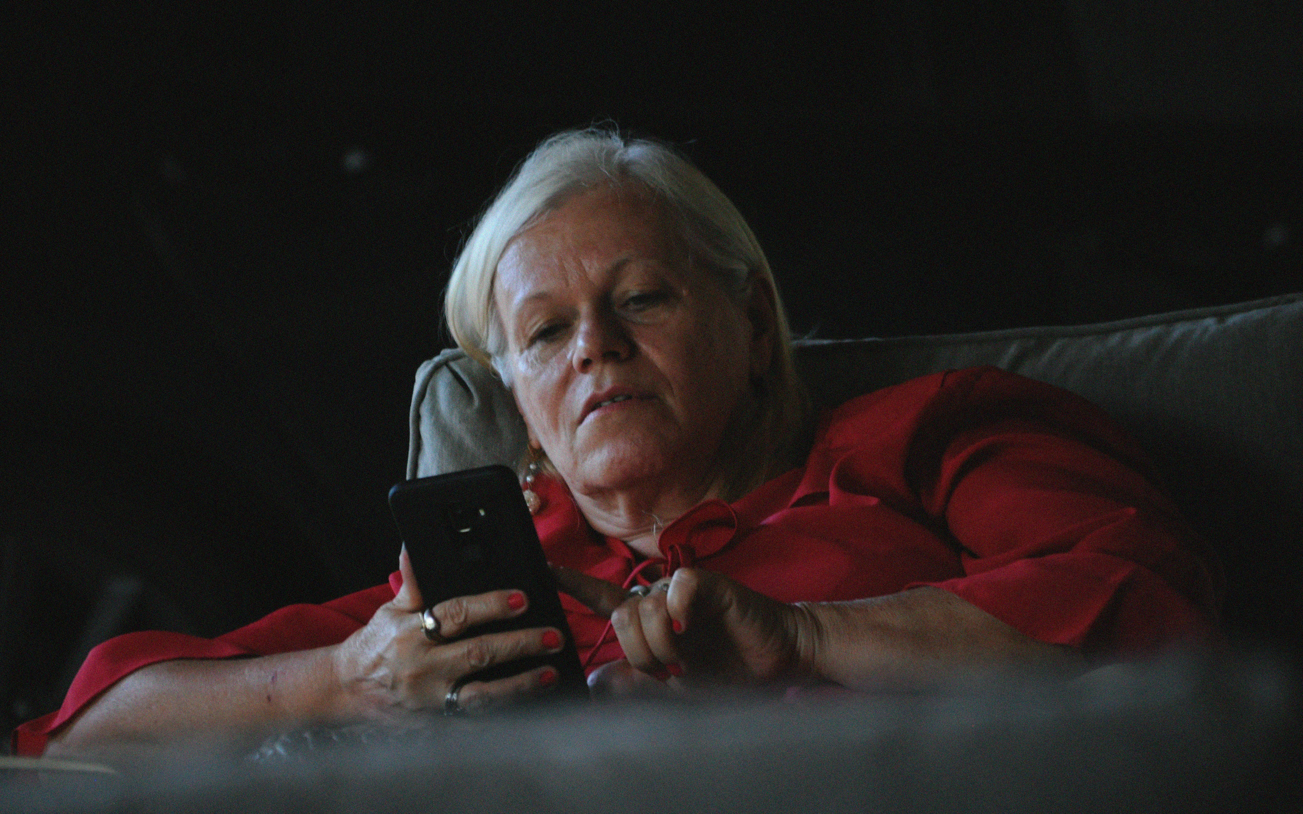 An upset woman using her phone | Source: Unsplash