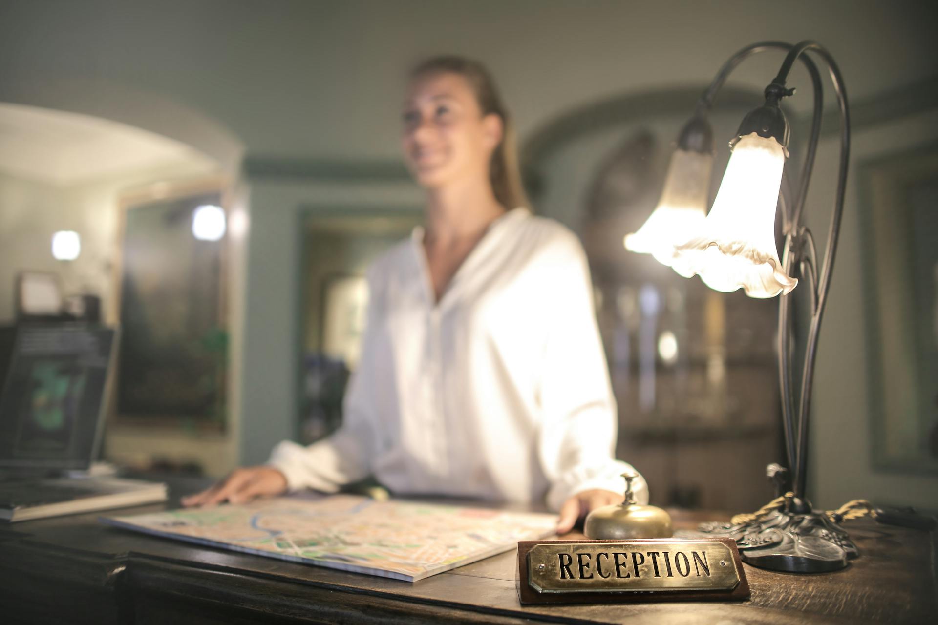A receptionist at the front desk of an office | Source: Pexels