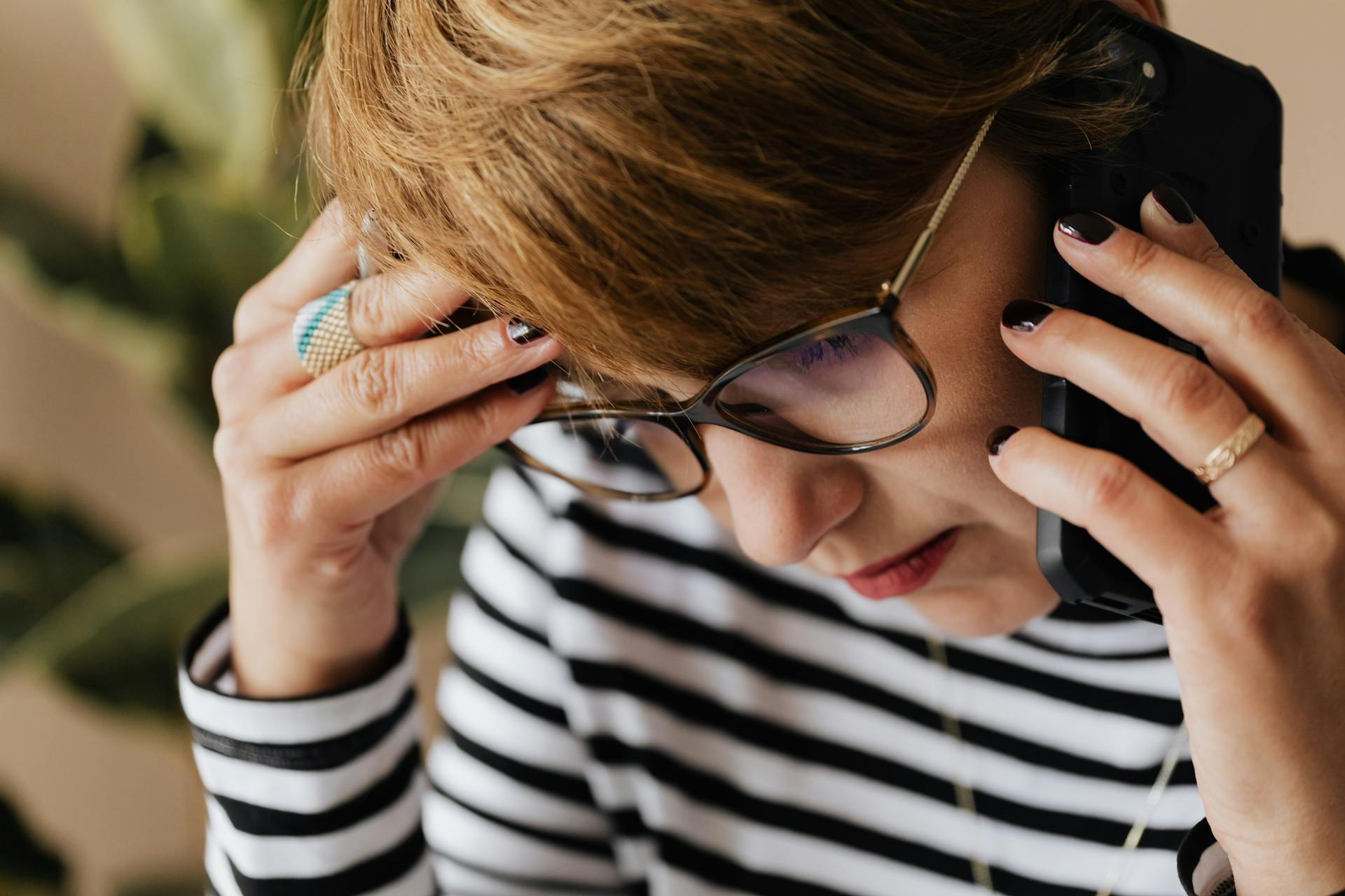 A worried woman on the phone | Source: Pexels