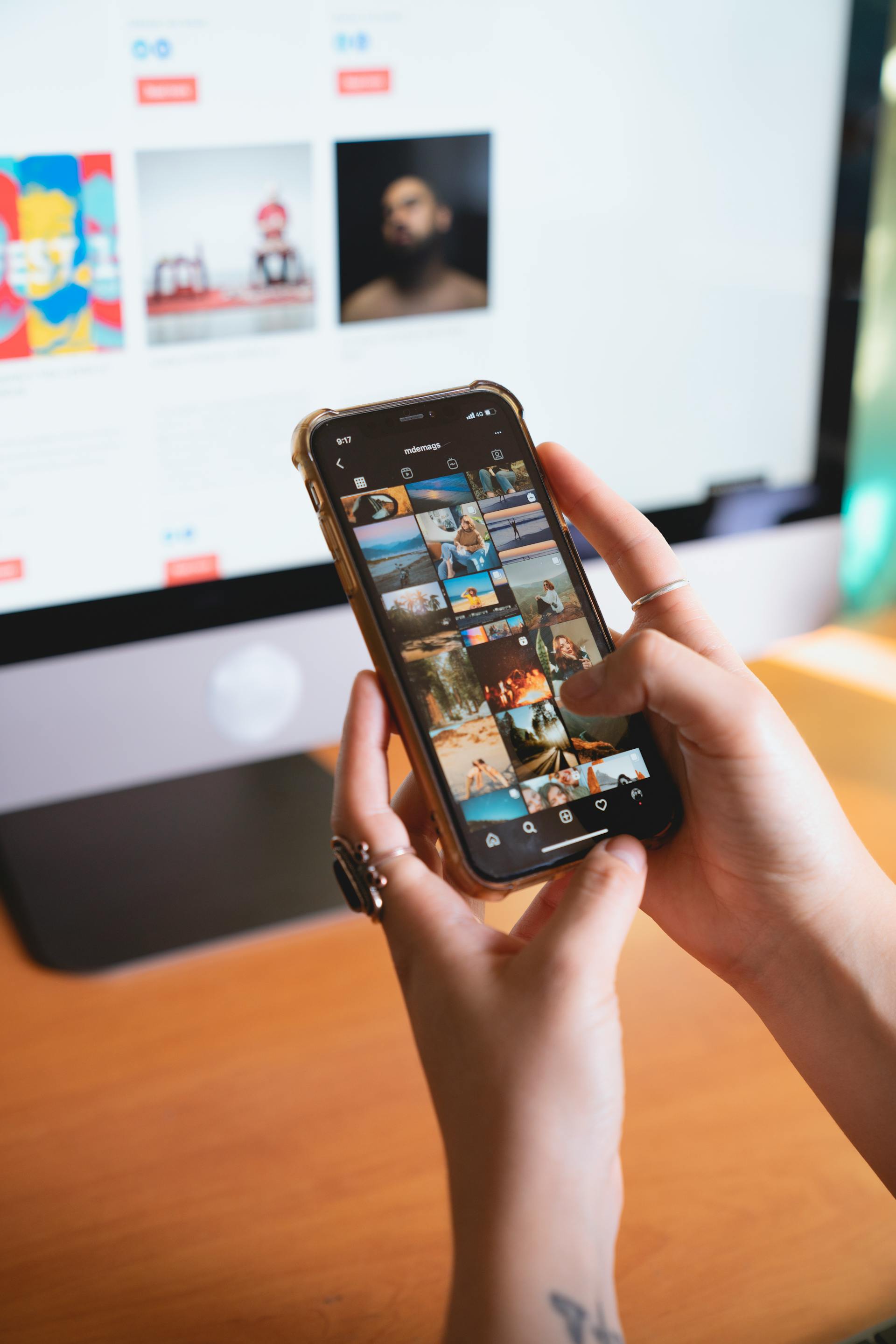 Someone holding a phone | Source: Pexels