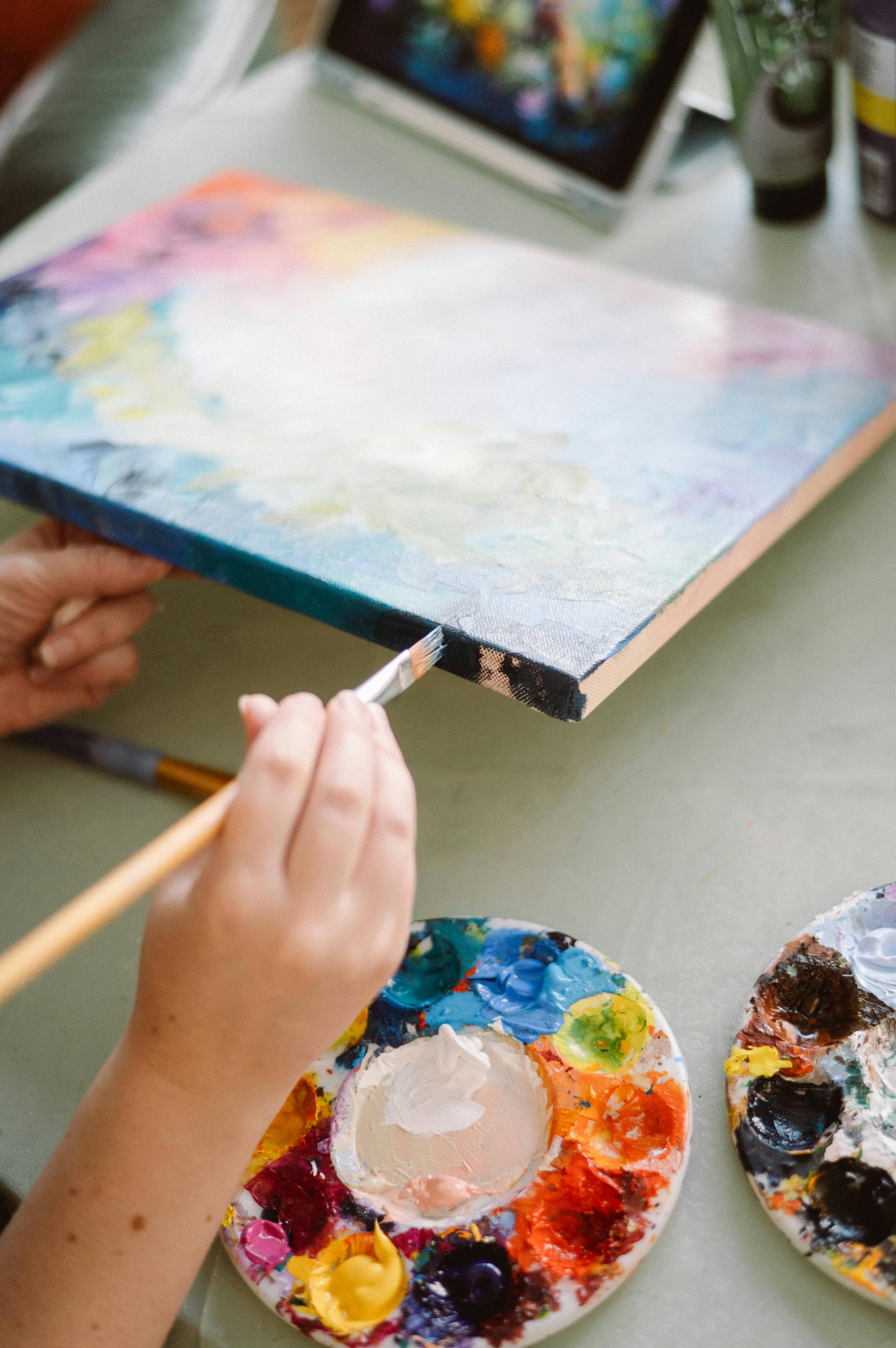 A child holding a paintbrush | Source: Pexels