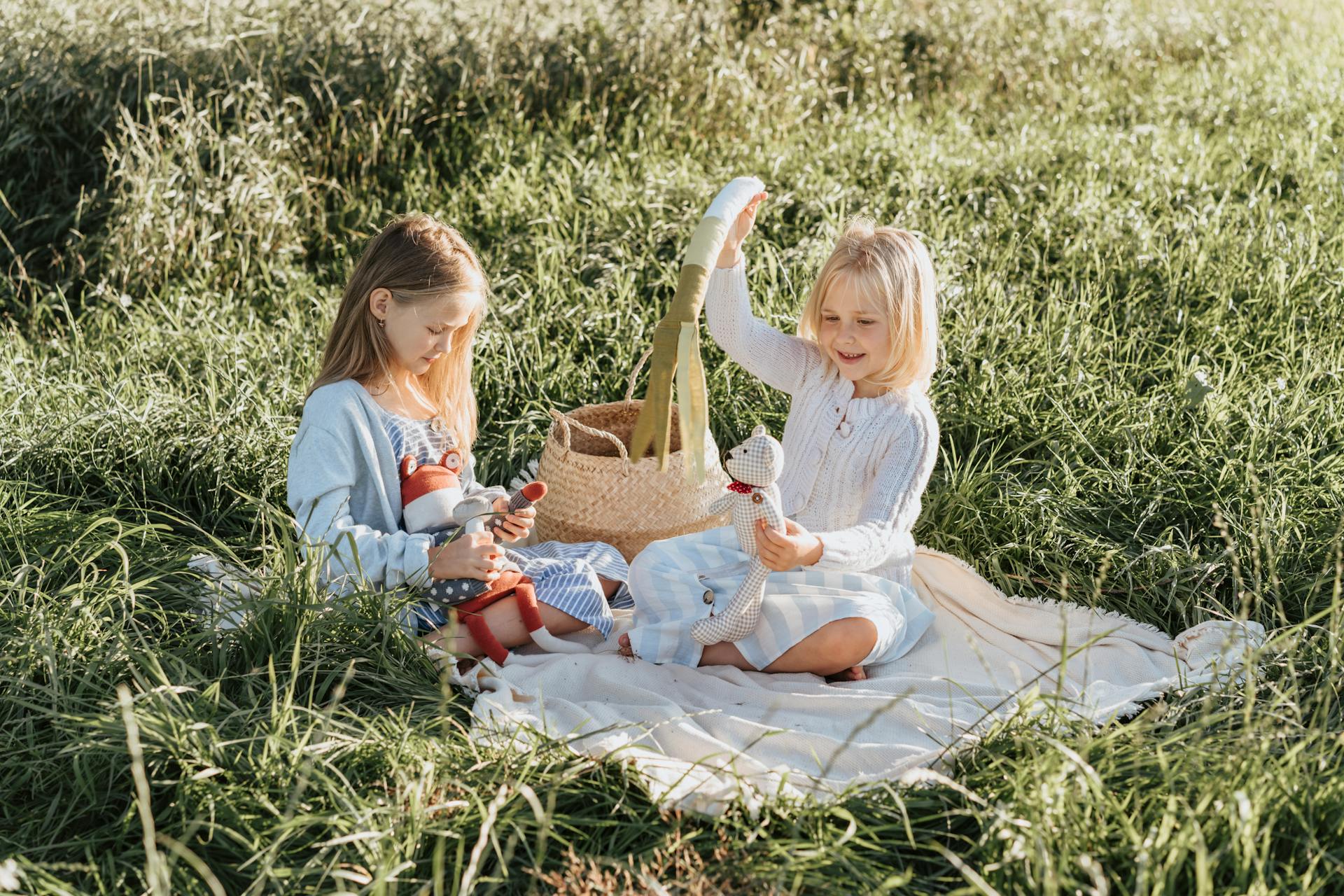 Two little girls sitting in a park | Source: Pexels