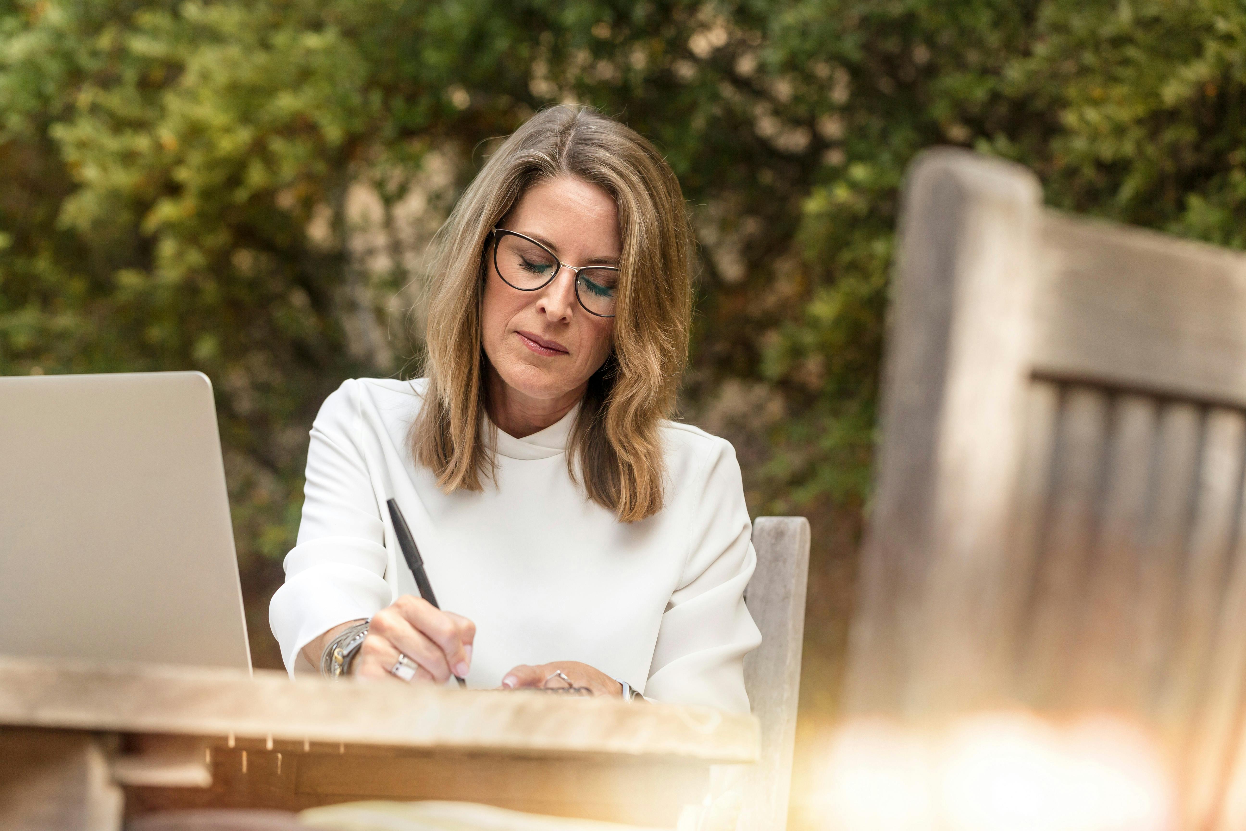 A serious woman working | Source: Pexels