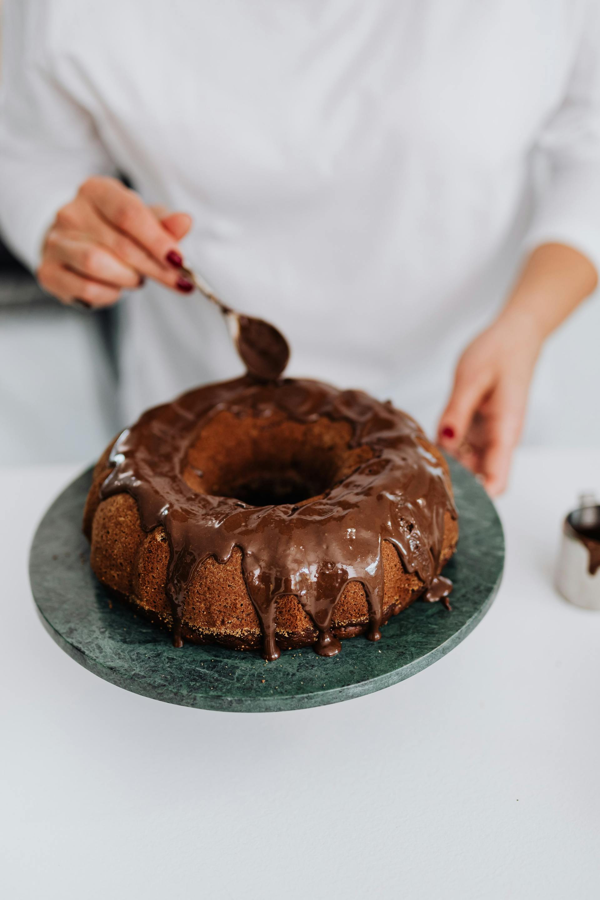 A woman decorating a cake | Source: Pexels