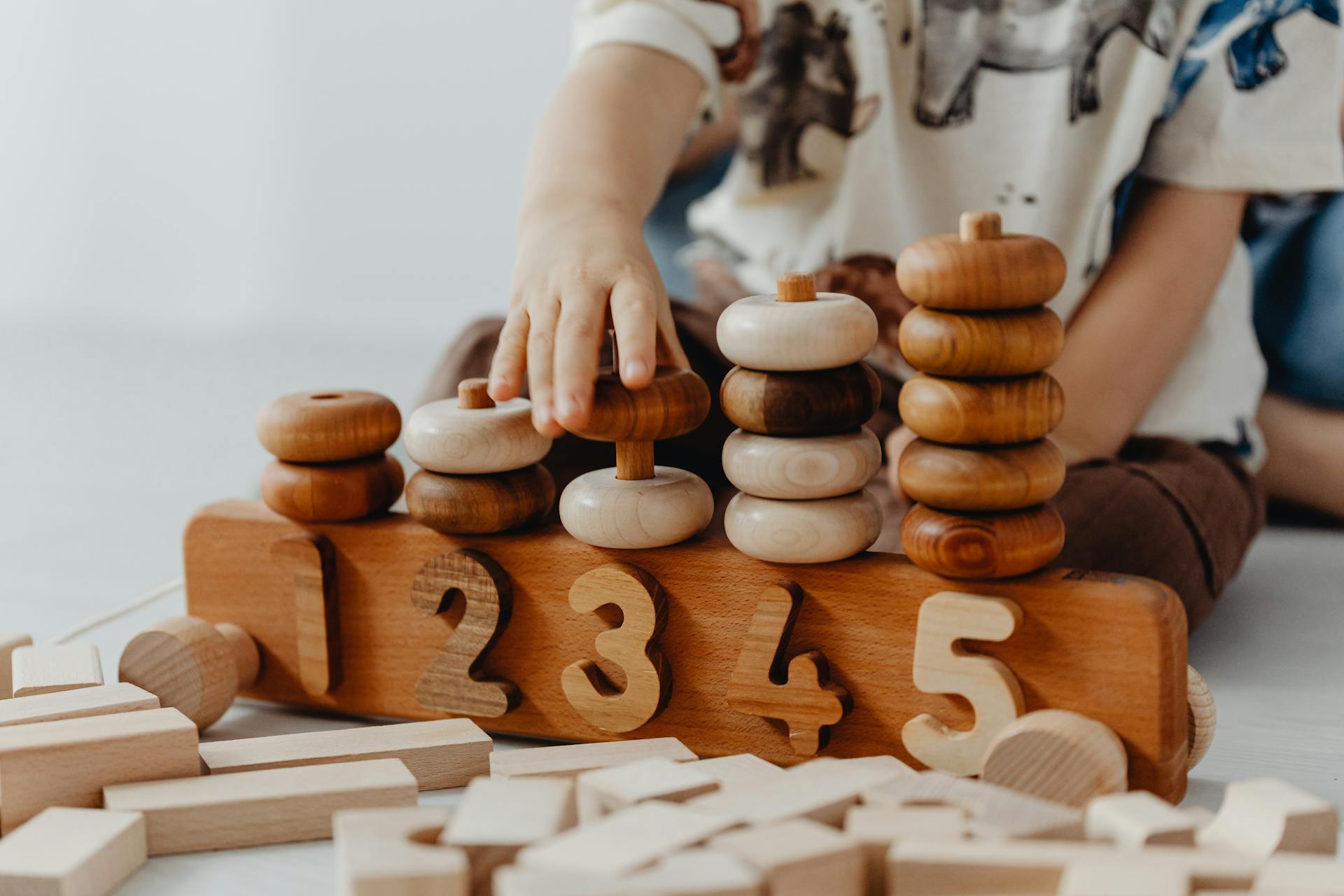 A toddler playing with building blocks | Source: Pexels