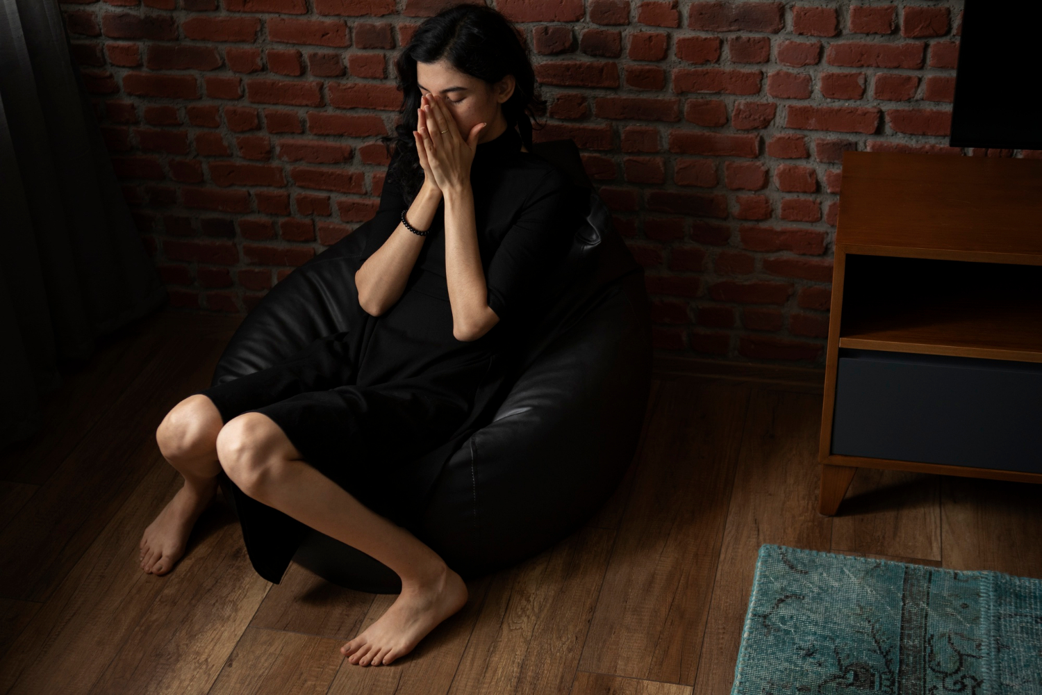 An anxious and heartbroken woman | Source: Freepik