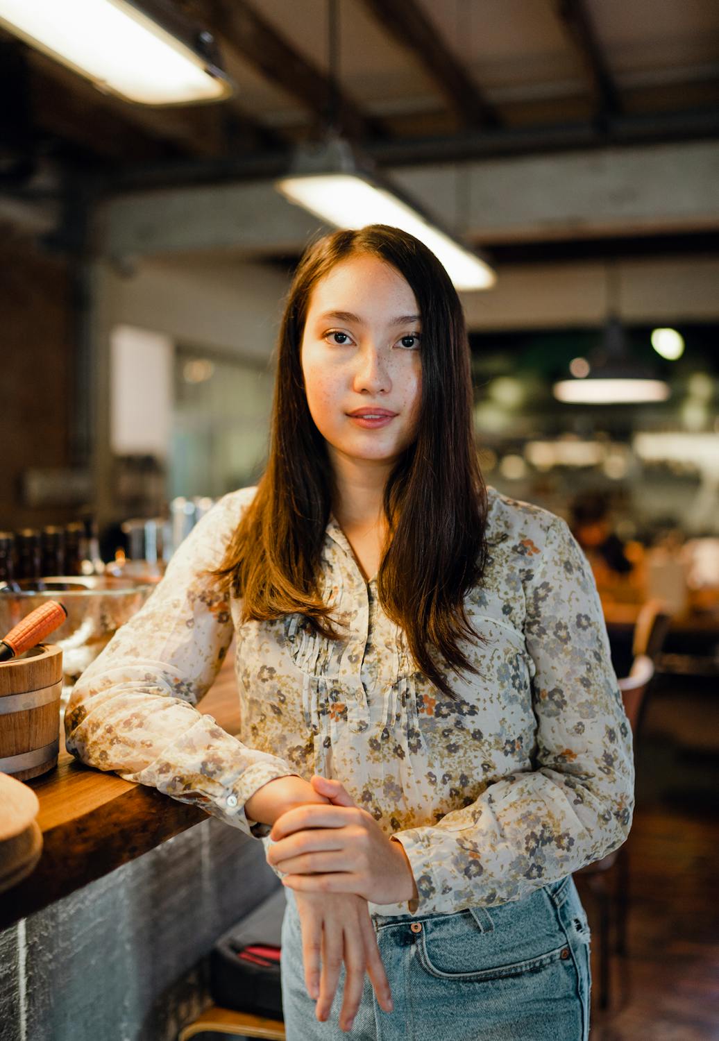 A woman in a cafe | Source: Pexels