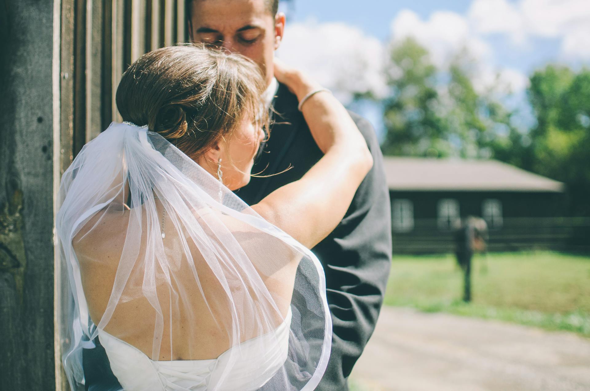 A couple posing for wedding photos | Source: Pexels