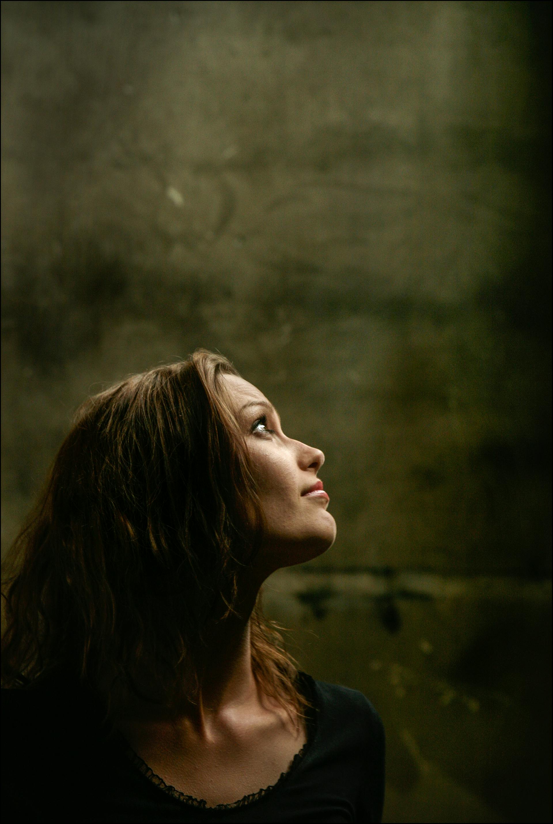 Light shining down on a woman's face | Source: Pexels