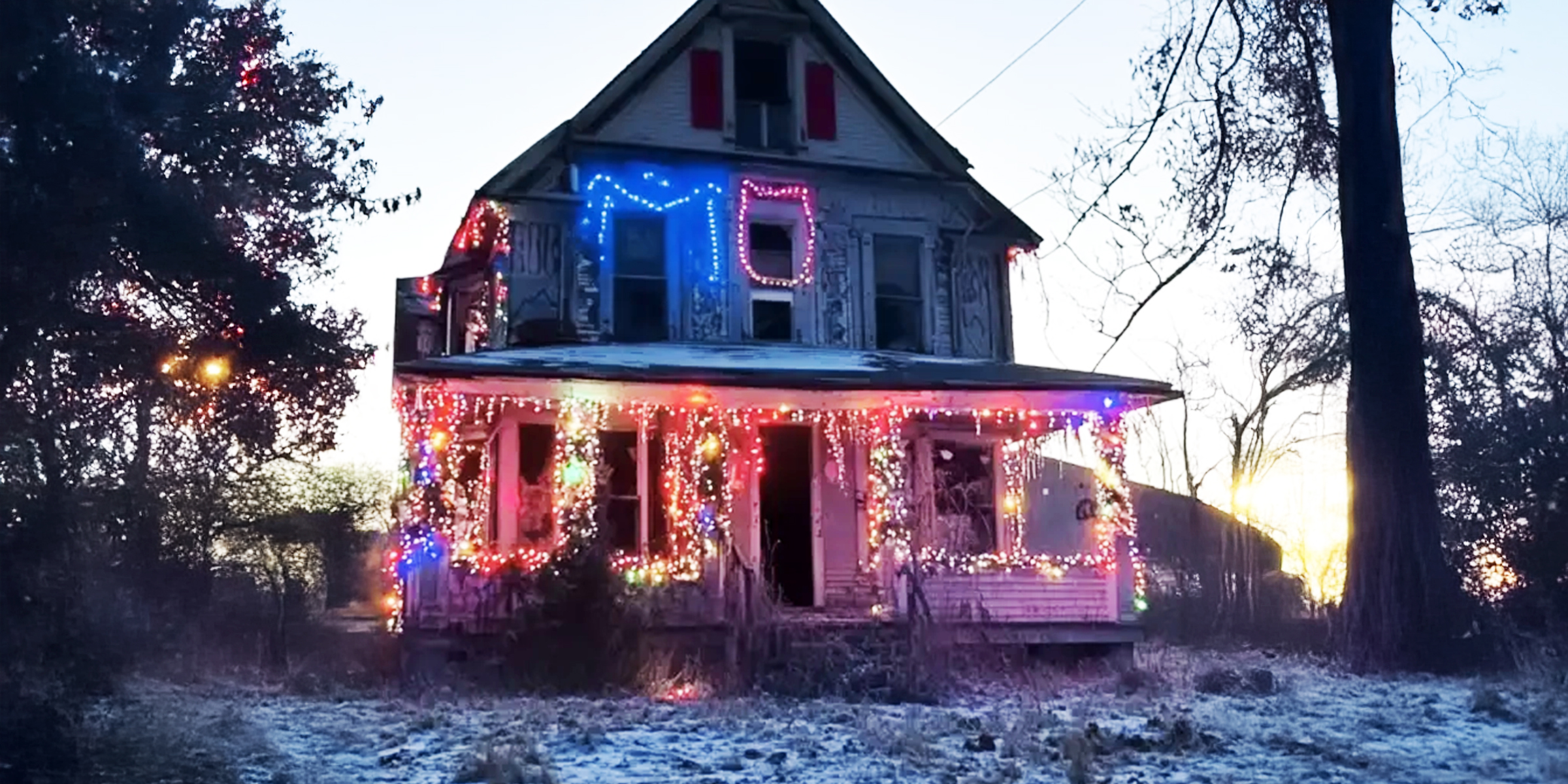 A house decorated for Christmas | Source: AmoMama