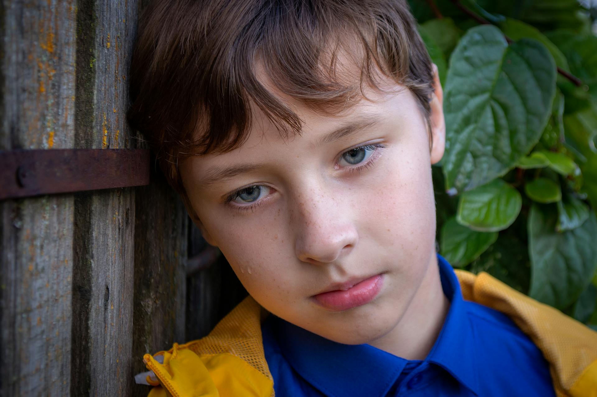 A boy looking down | Source: Pexels