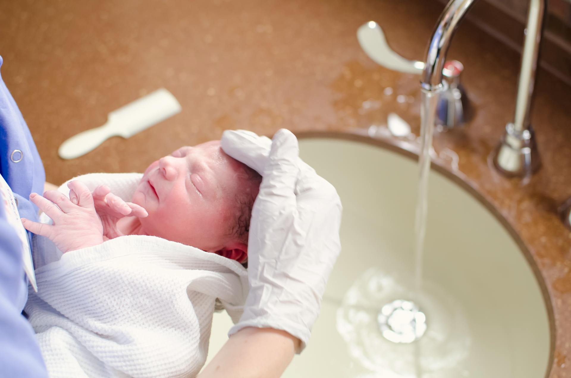 A newborn baby getting cleaned up | Source: Pexels