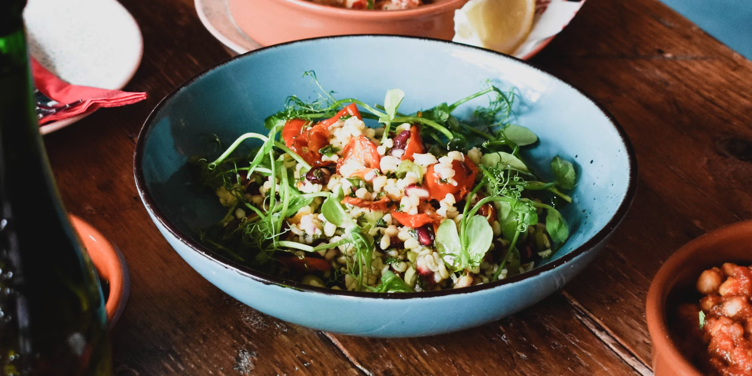 A plate of salad in a restaurant | Source: Unsplash/girl_behindthelens