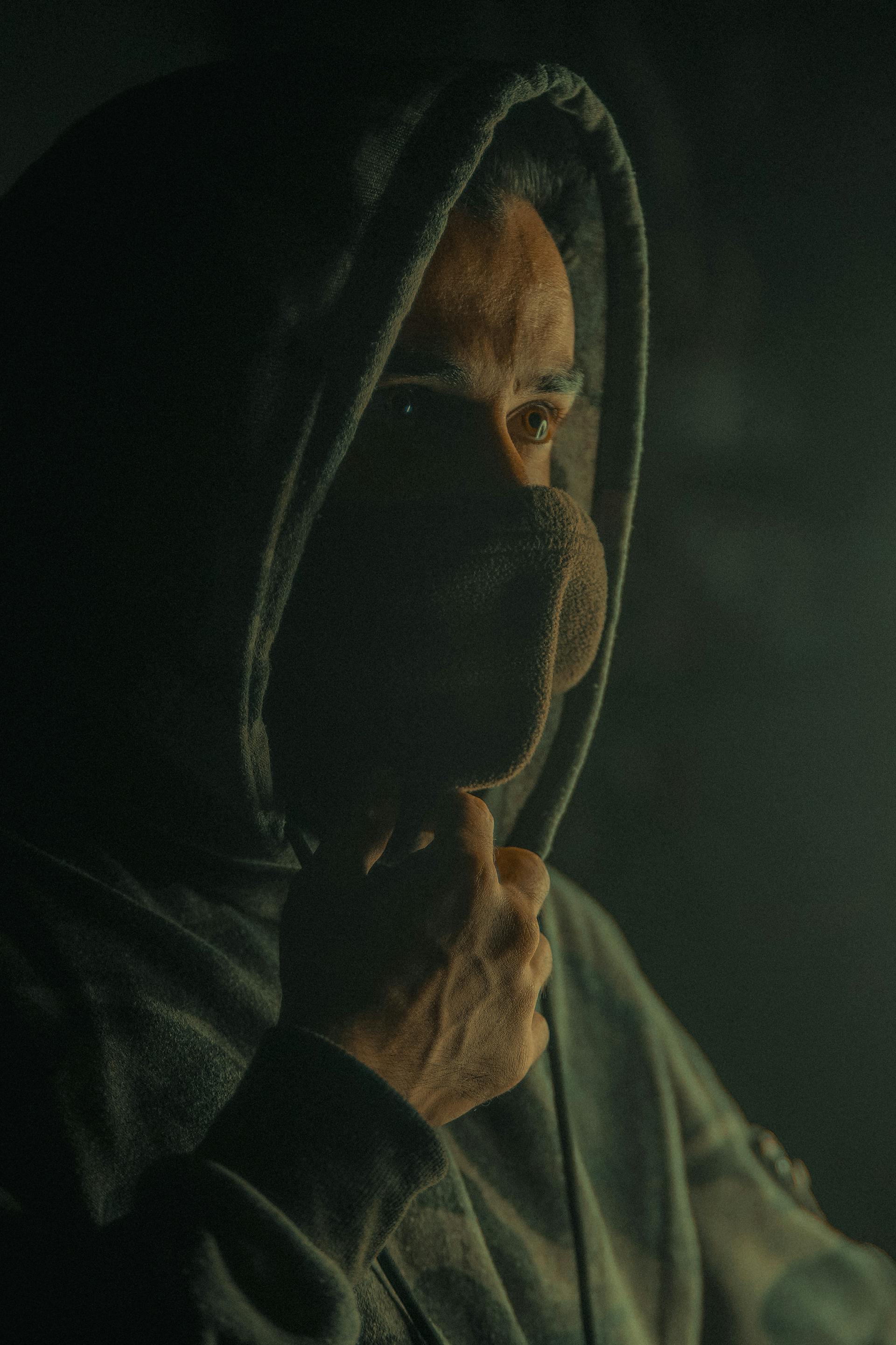 A man holding a cloth over his mouth | Source: Pexels