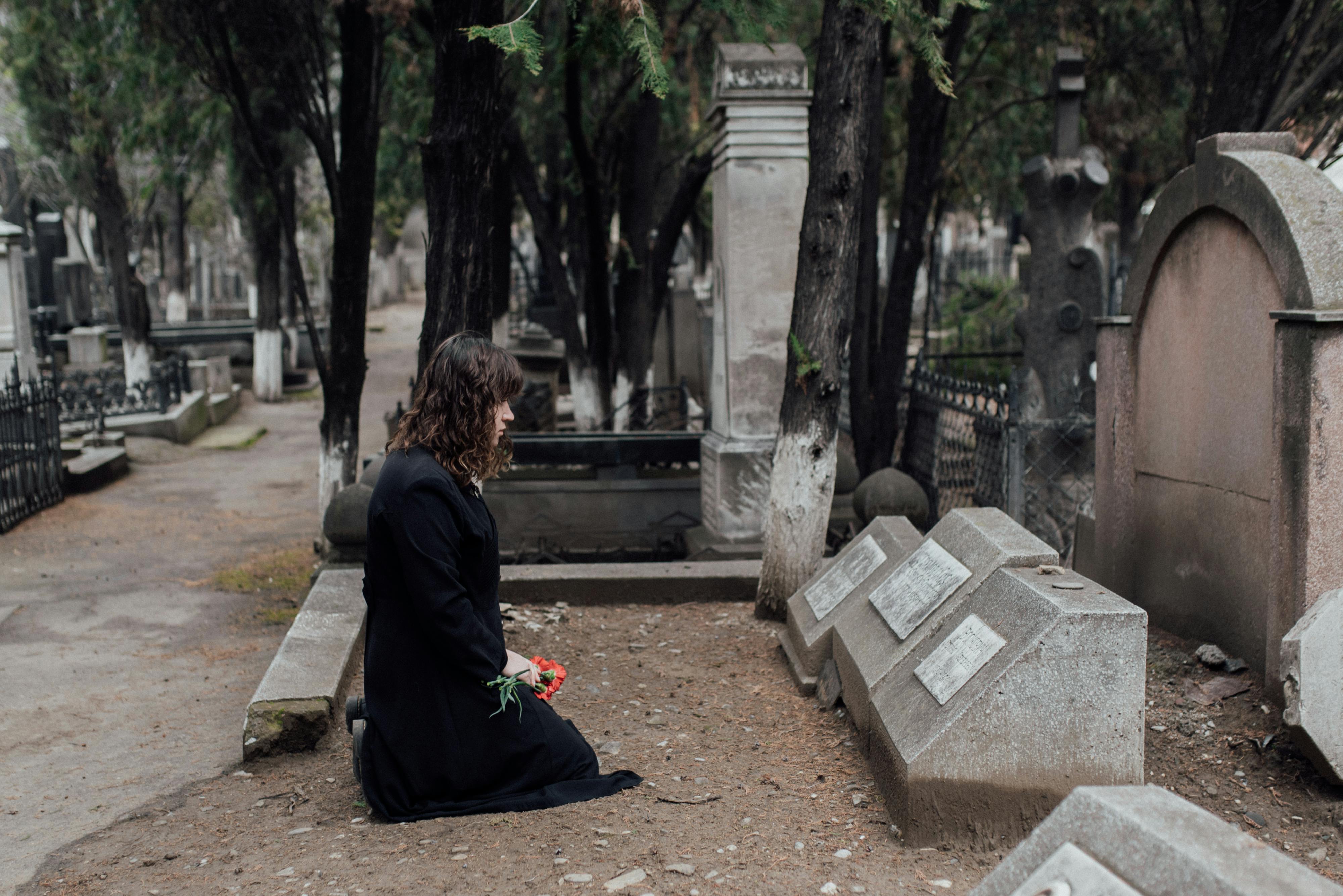 Woman wearing a black dress at a gravesite | Source: Pexels