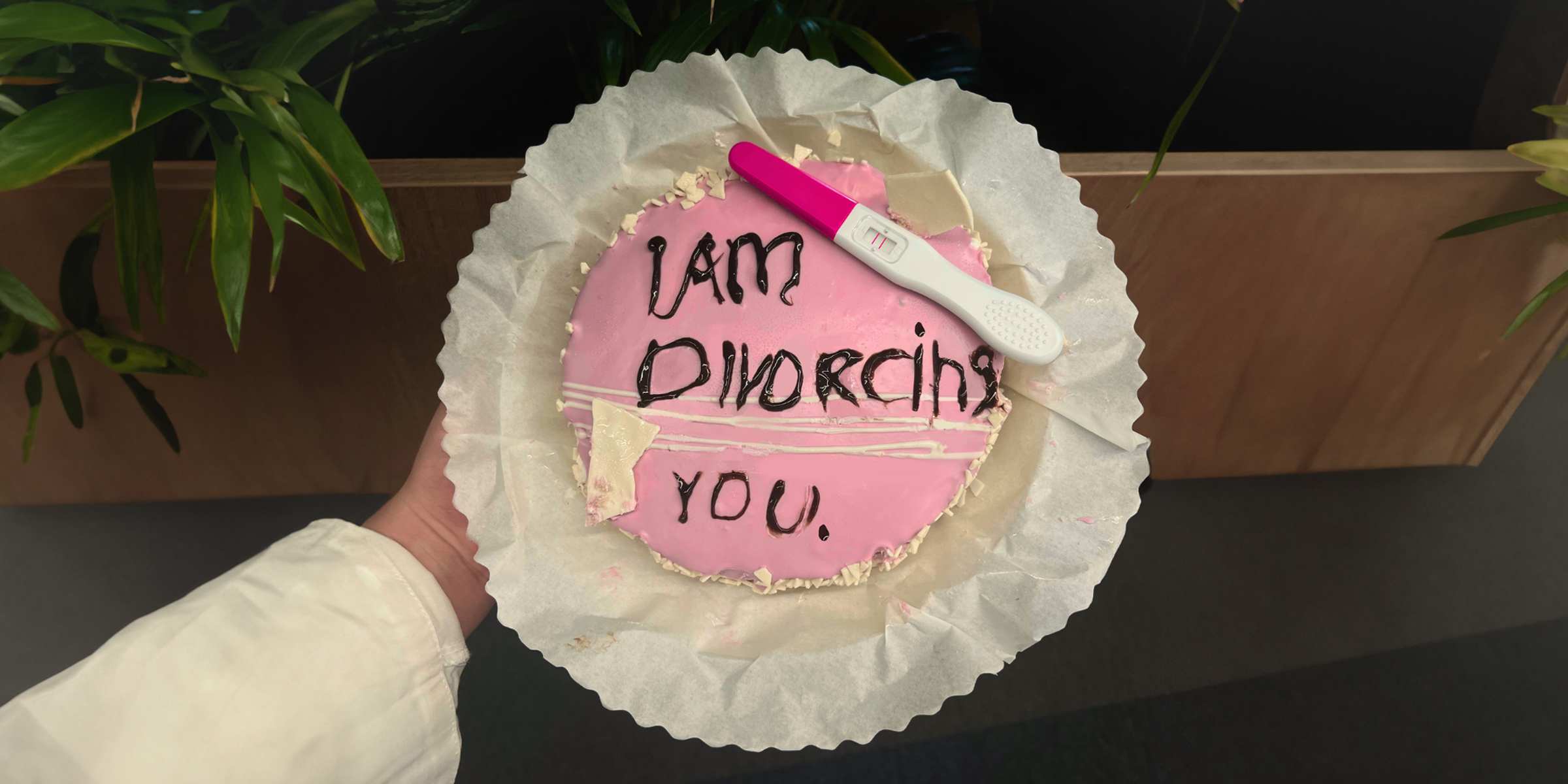 A cake with a message and a pregnancy test | Source: AmoMama