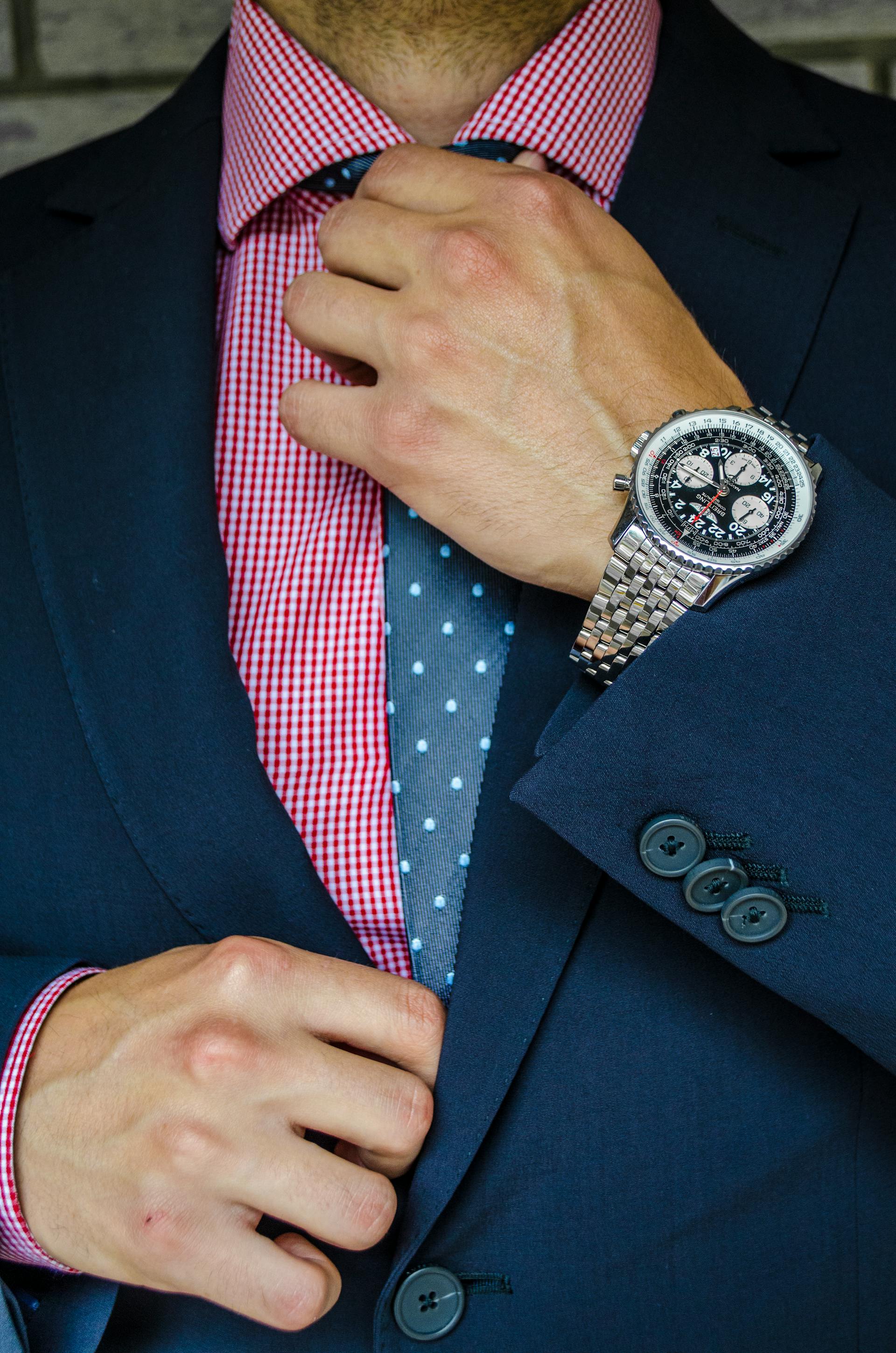 A man adjusting his tie | Source: Pexels