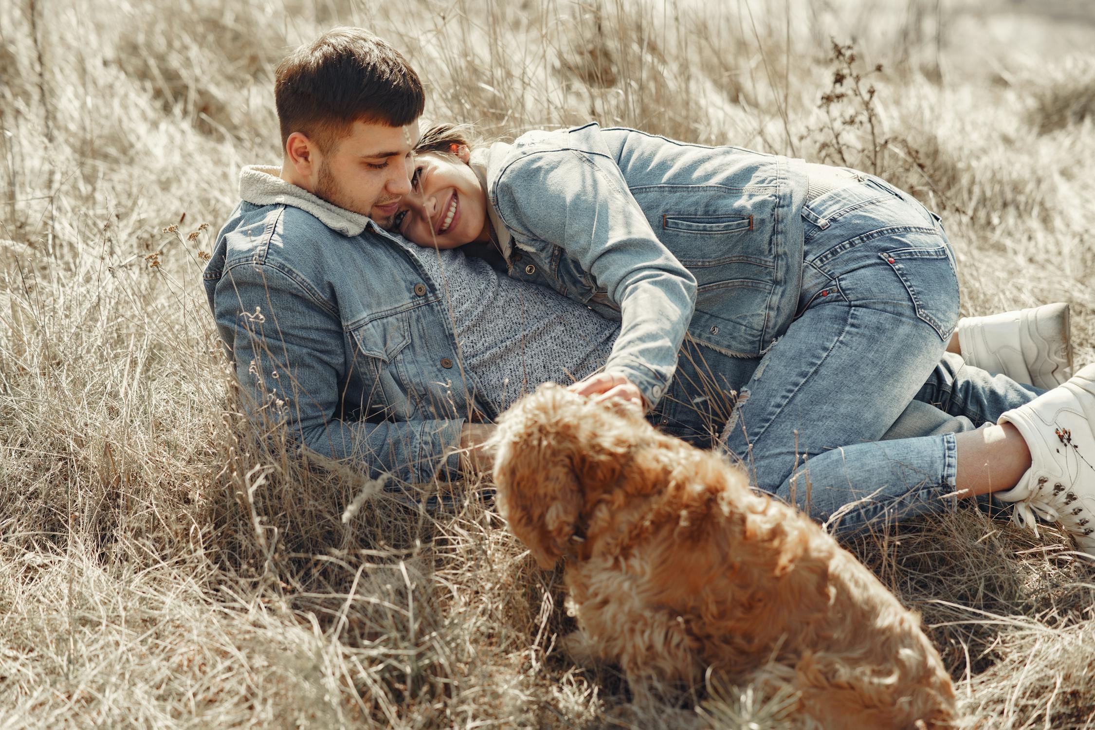 Un couple heureux avec son chien | Source : Pexels