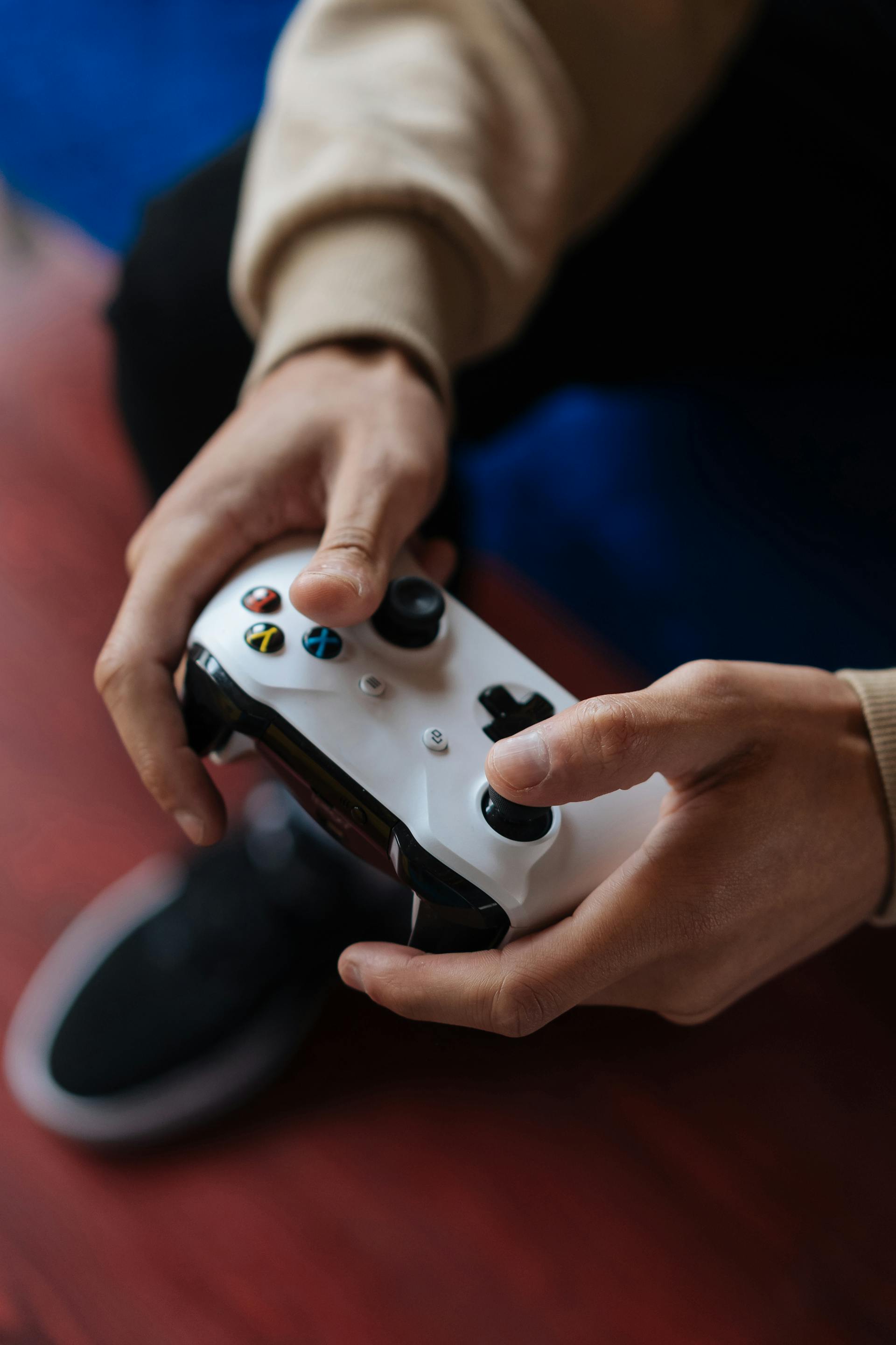 A man holding a game remote | Source: Pexels