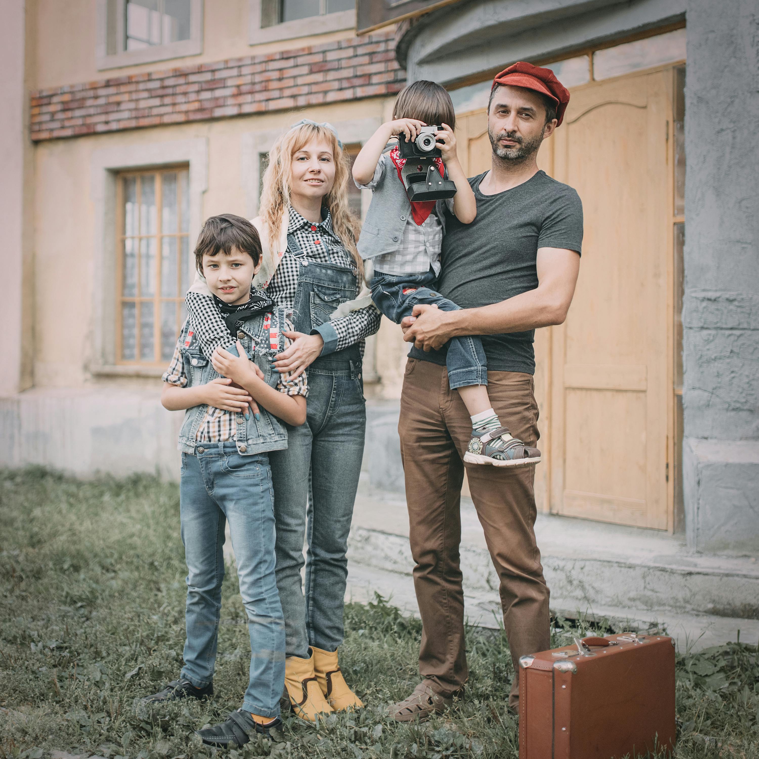 A couple pictured with their kids | Source: Pexels