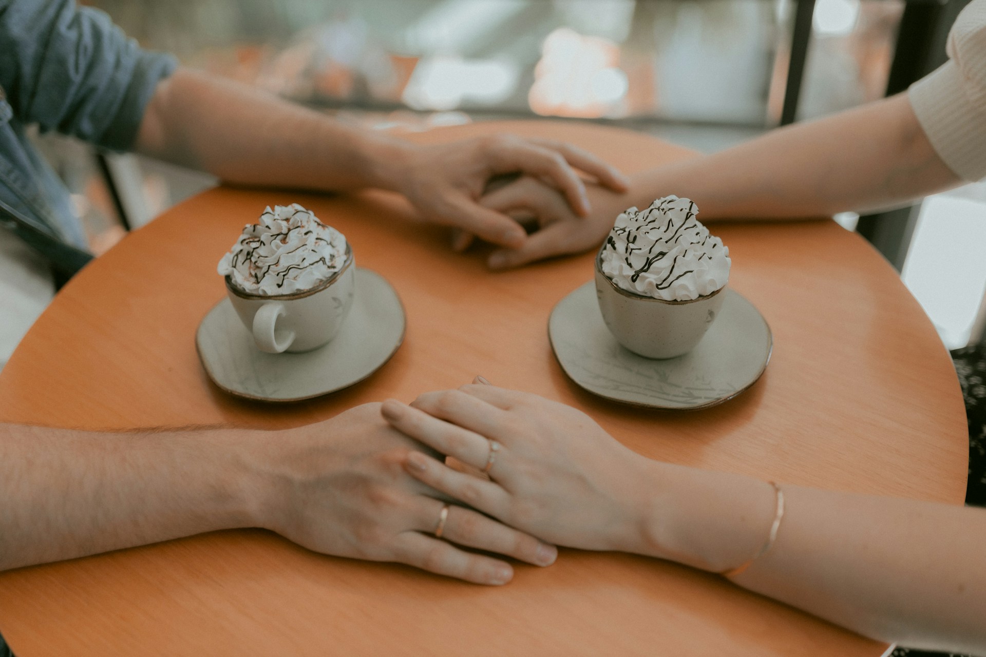 A couple holding hands | Source: Unsplash