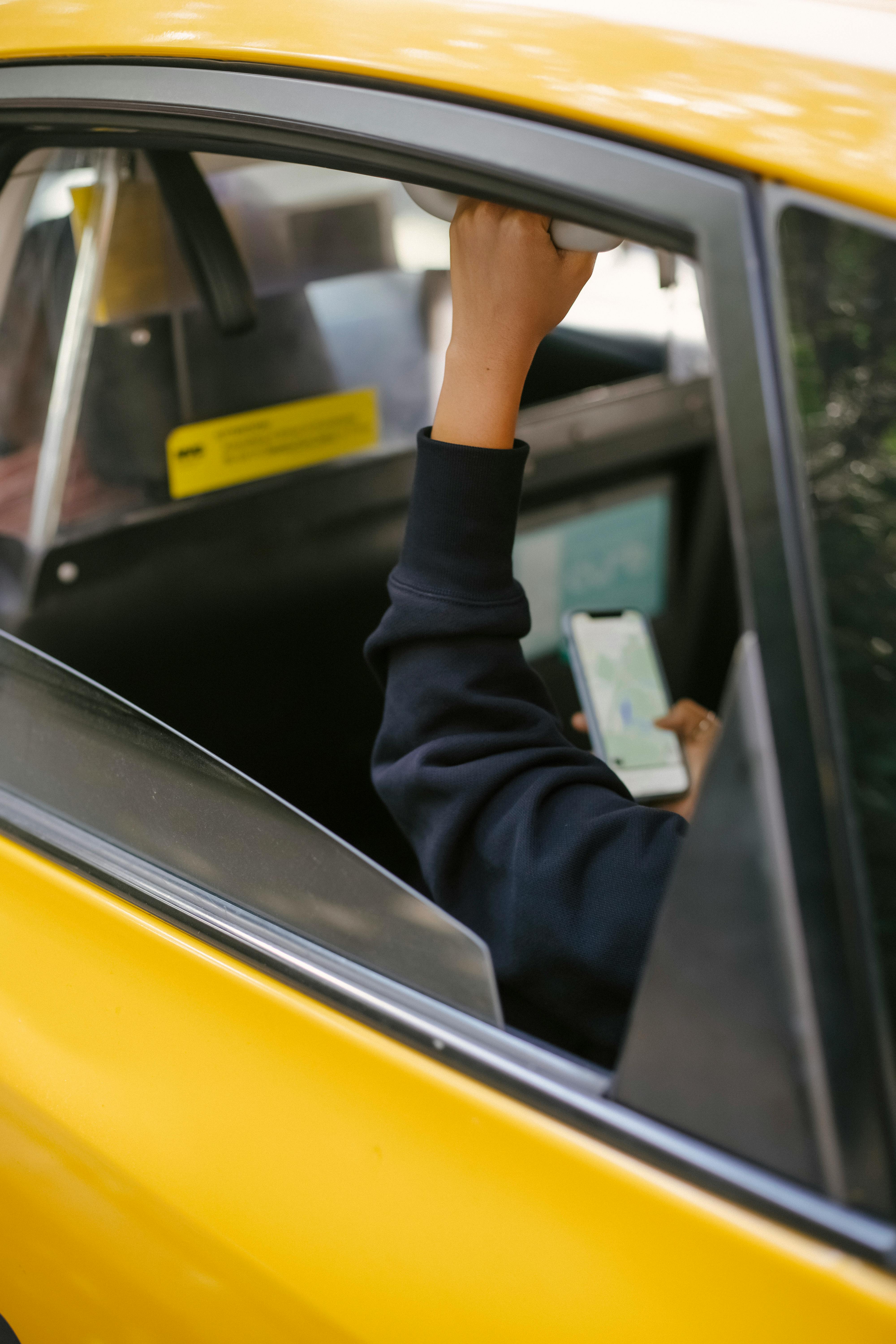 Someone in a yellow taxi | Source: Pexels